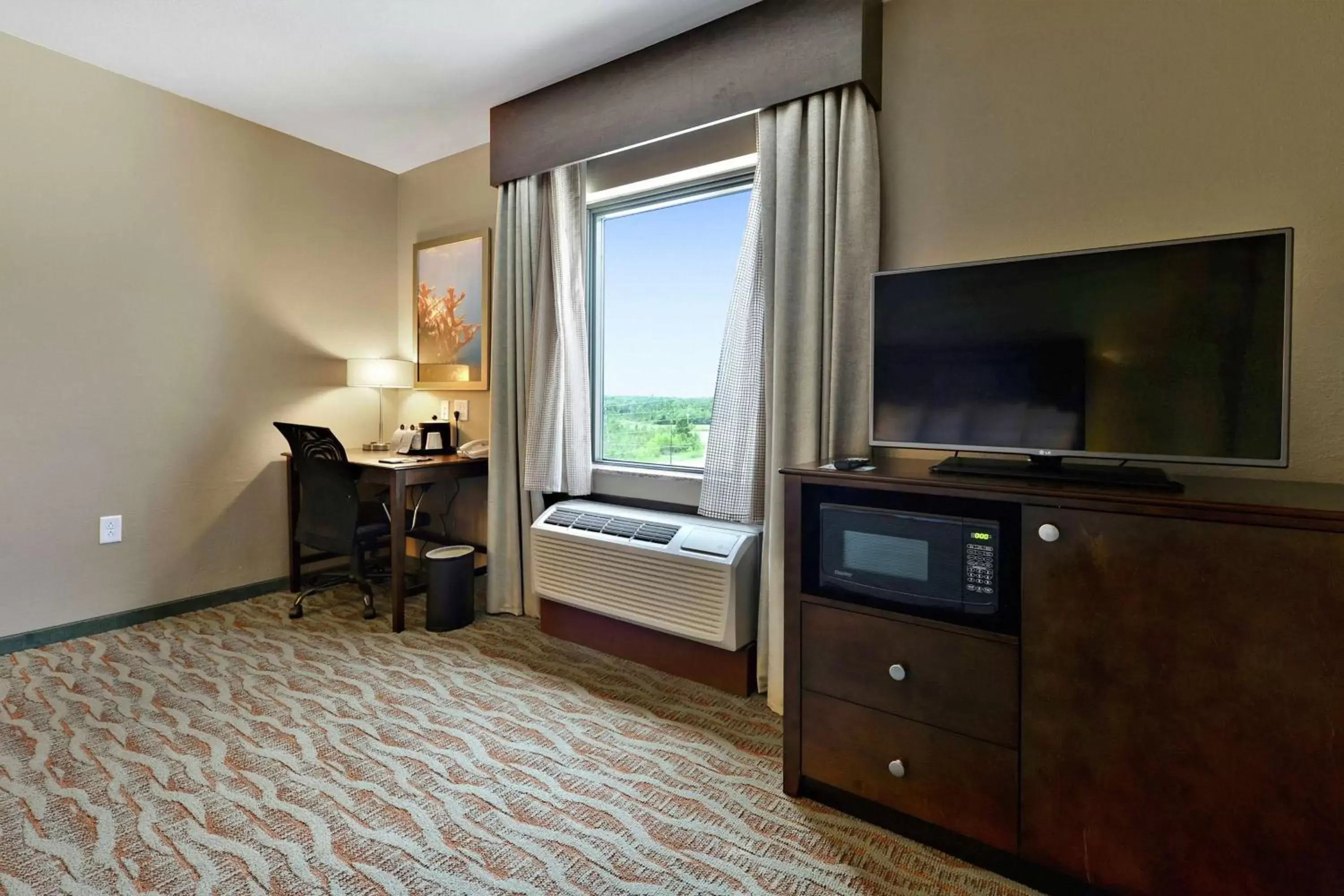 Bedroom, TV/Entertainment Center in Hampton Inn & Suites Gulfport