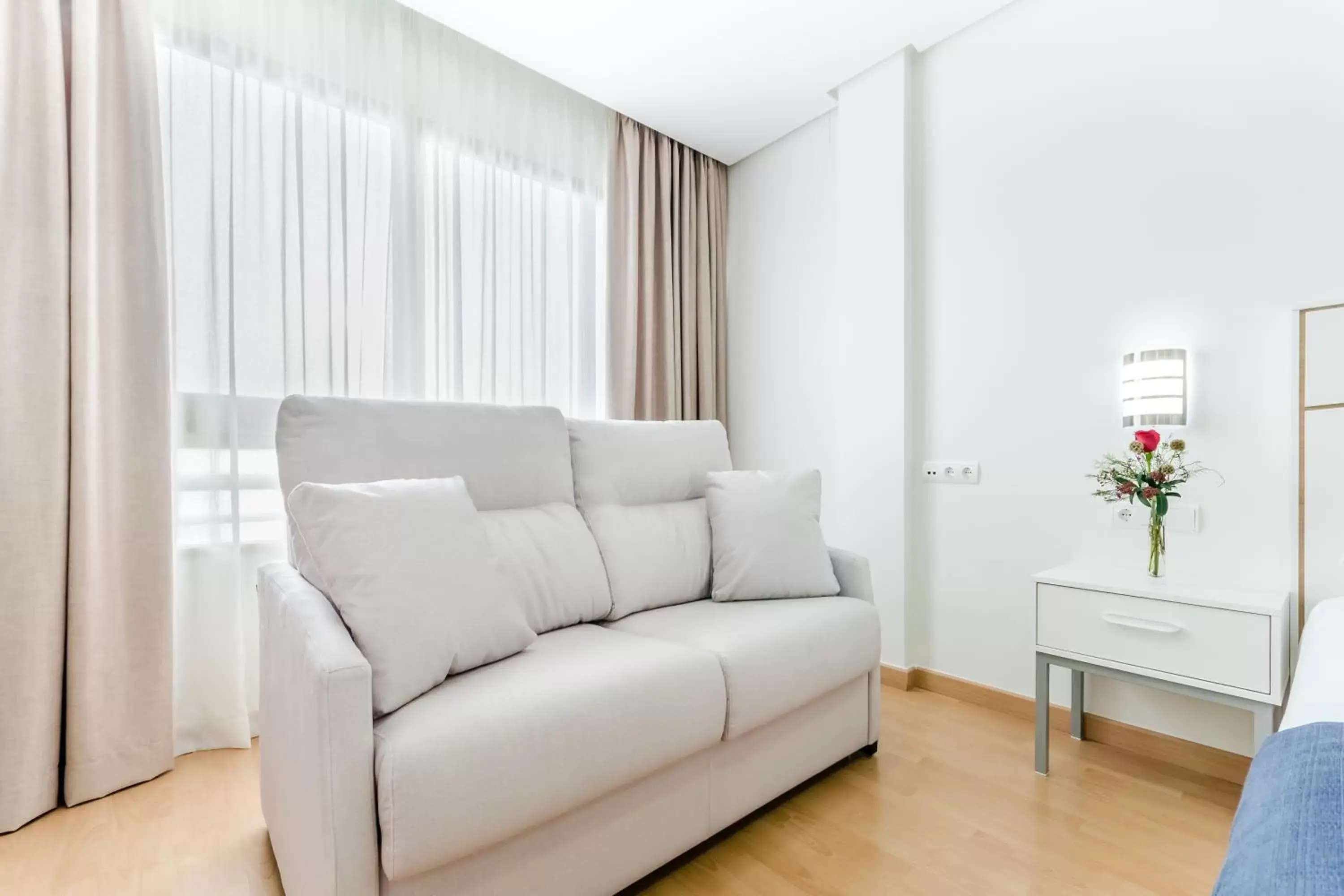 Bed, Seating Area in Hotel Maya Alicante