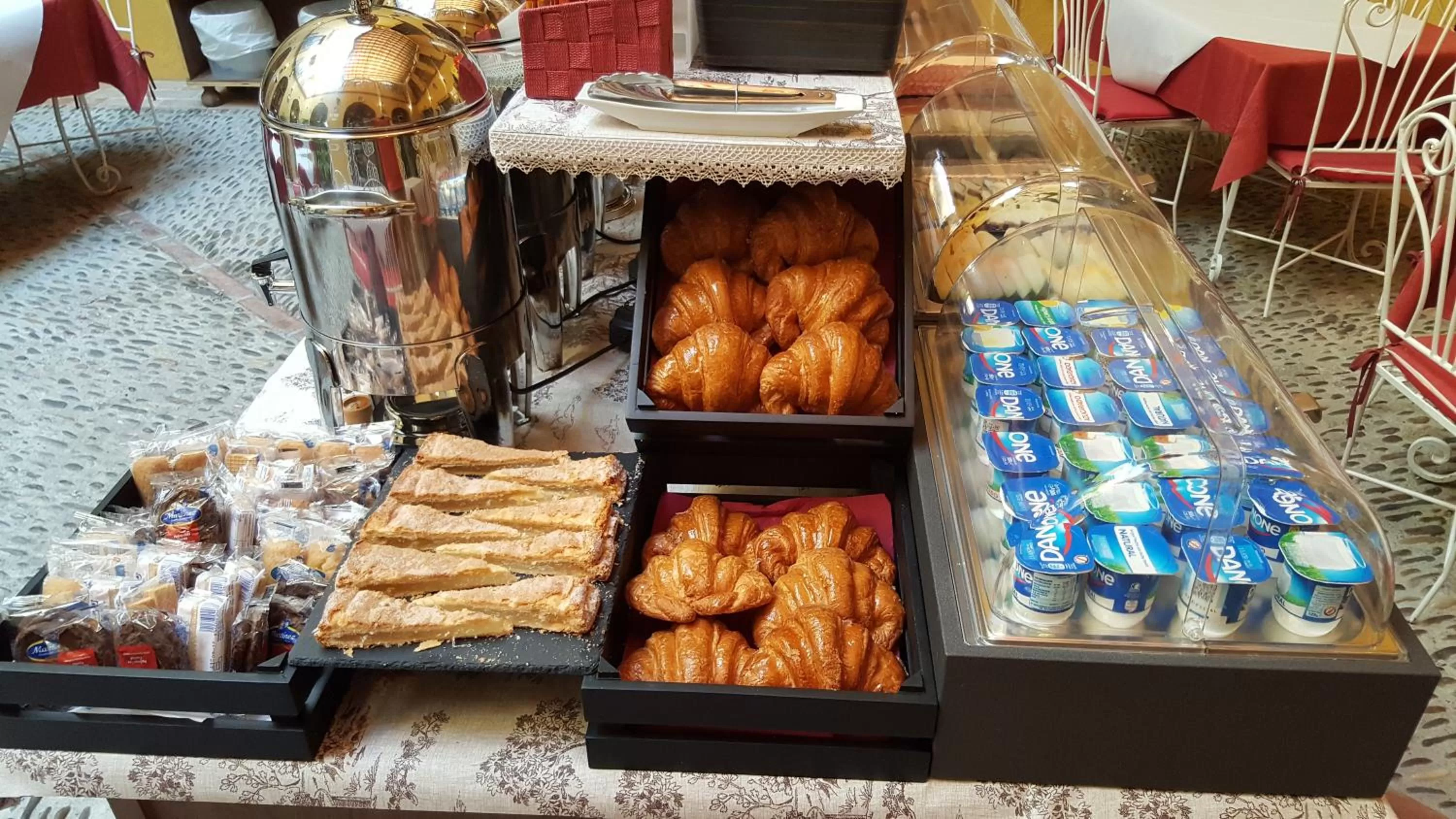 Buffet breakfast in Hotel Casa Museo de la Mezquita