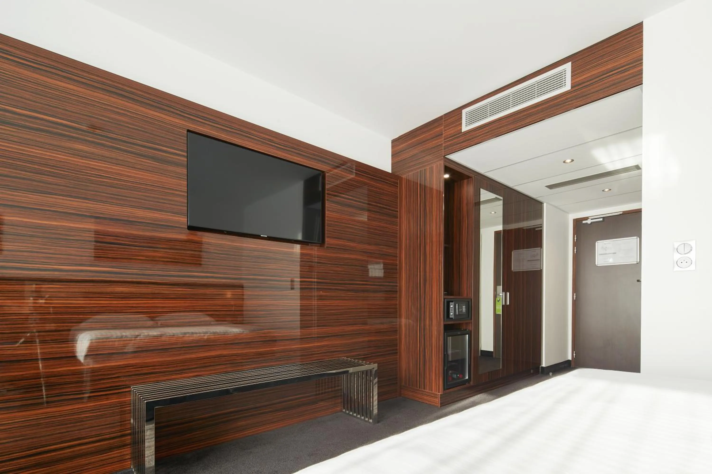 TV and multimedia, Bed in Westotel Pornic Côte de Jade