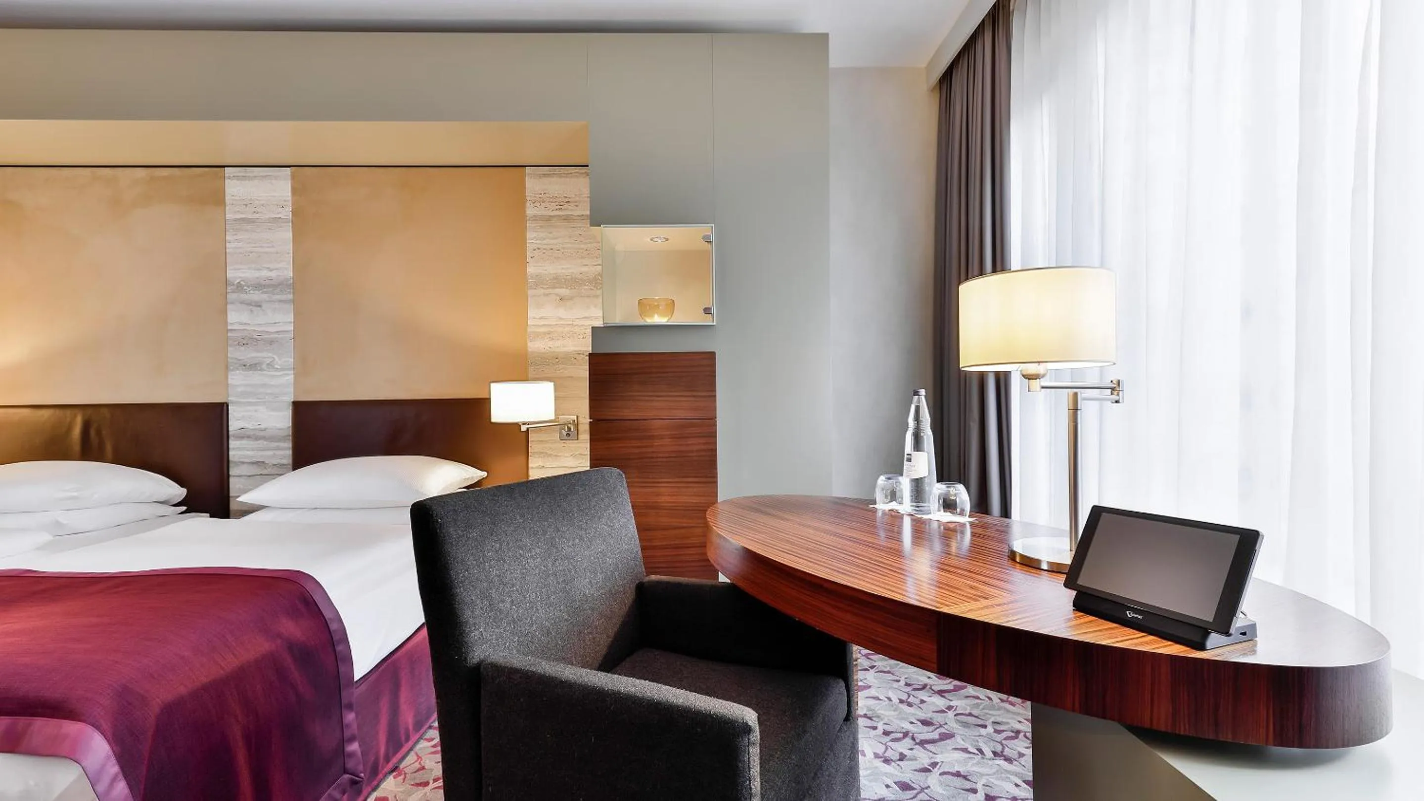 Bed in Dorint Hotel am Heumarkt Köln