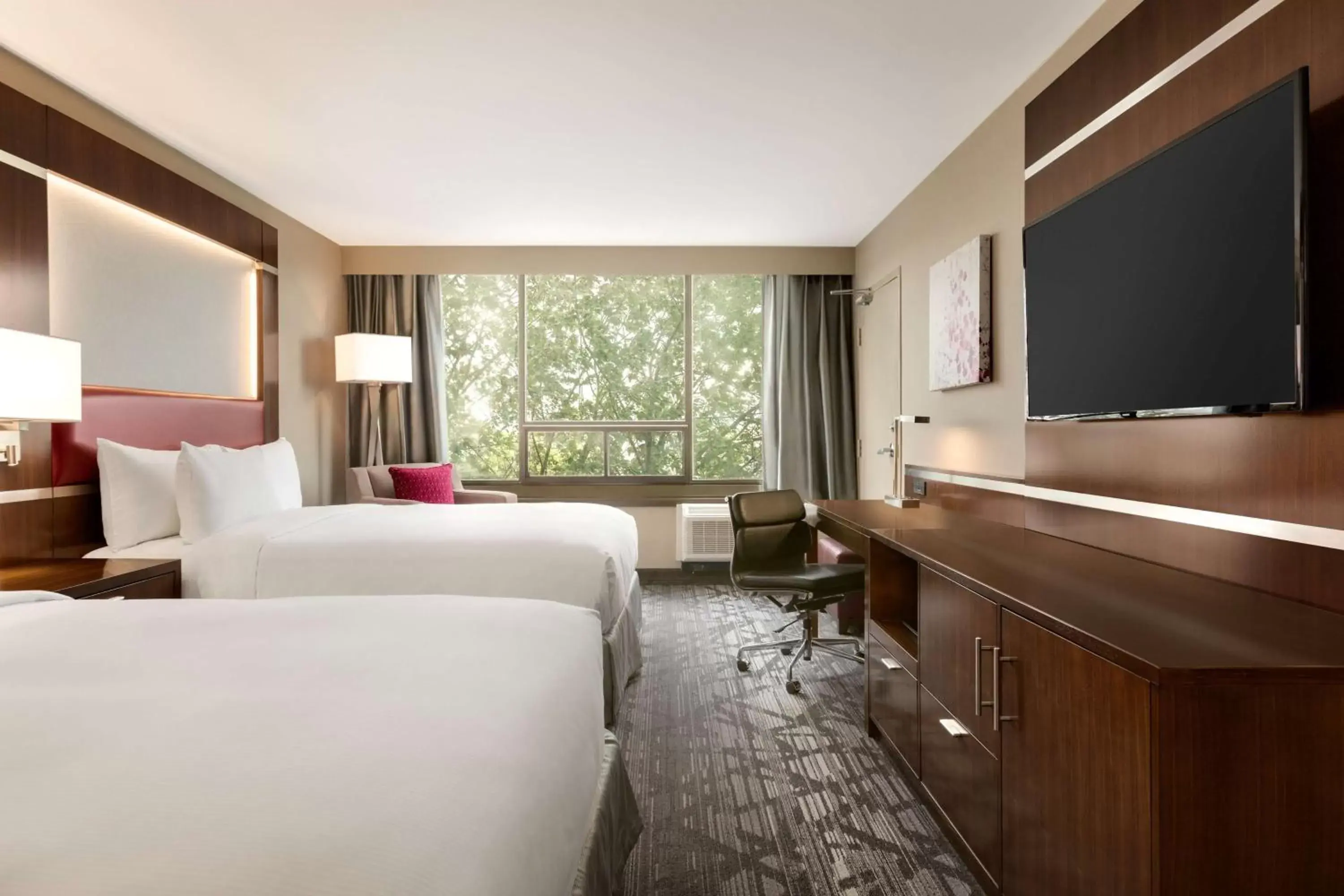 Bedroom, TV/Entertainment Center in DoubleTree by Hilton Hotel Toronto Airport West