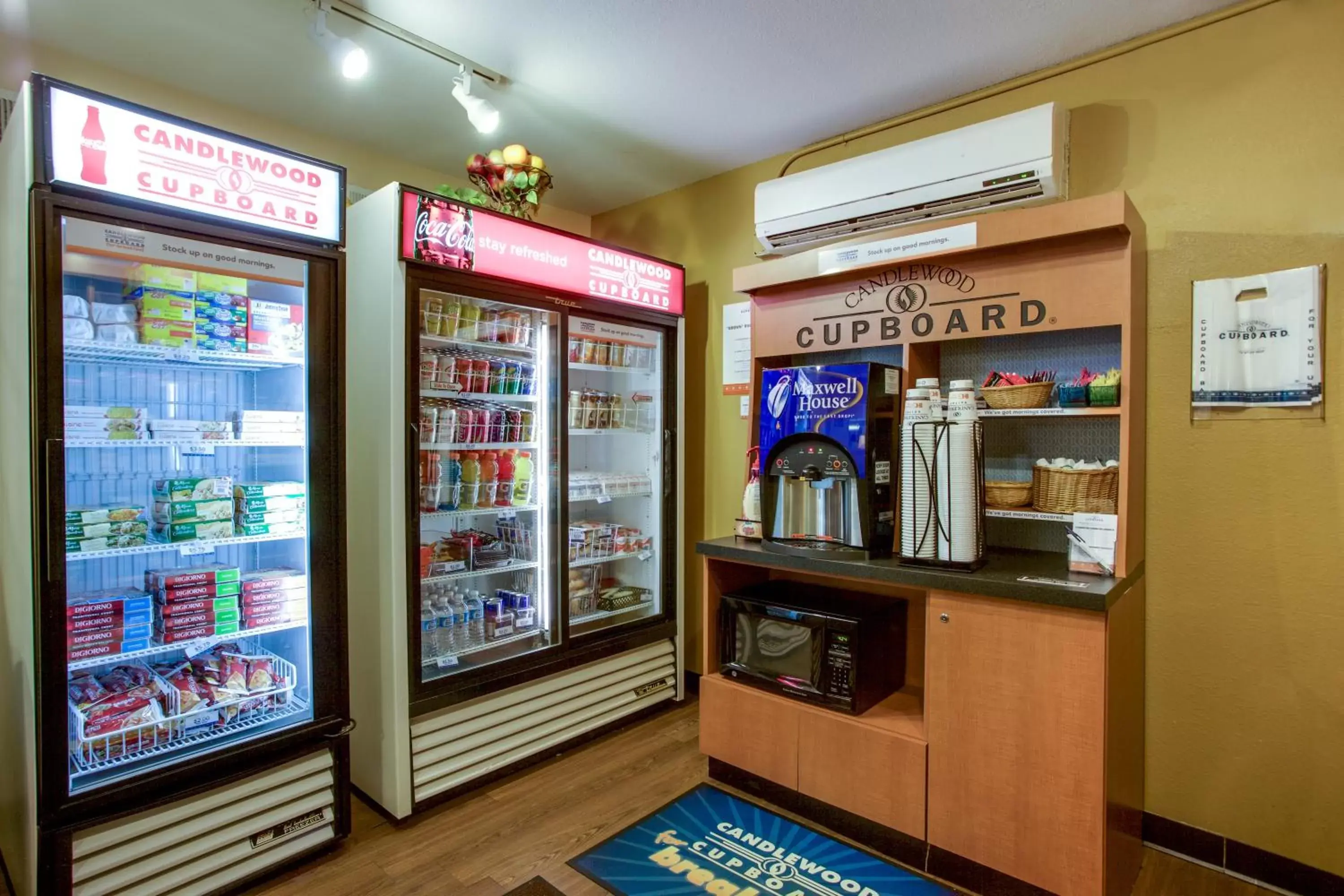 Lobby or reception, Supermarket/Shops in Candlewood Suites Raleigh Crabtree, an IHG Hotel