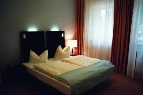 Photo of the whole room, Bed in DämeritzSeehotel