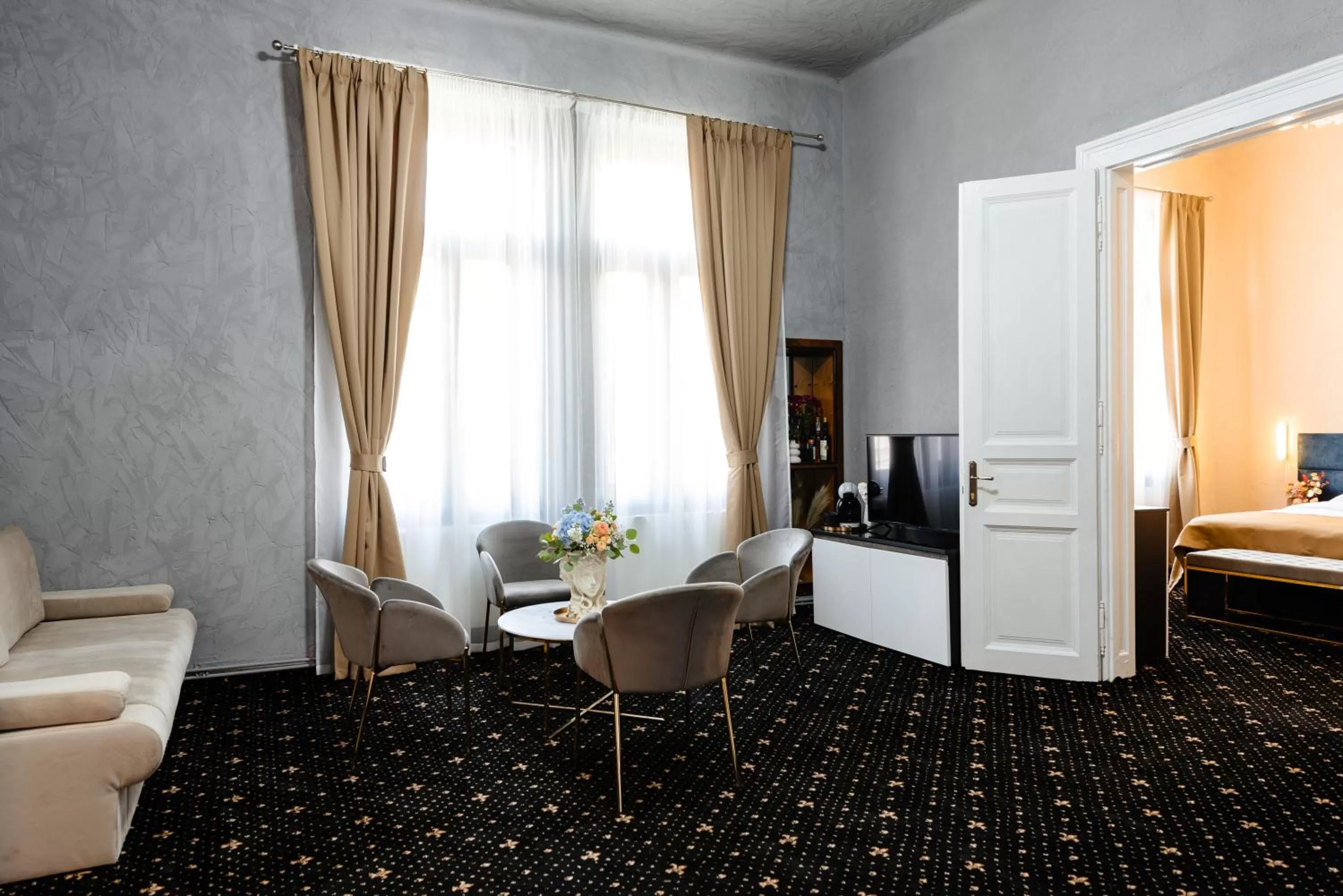 Seating area, Bed in Palace Bulevard Inn