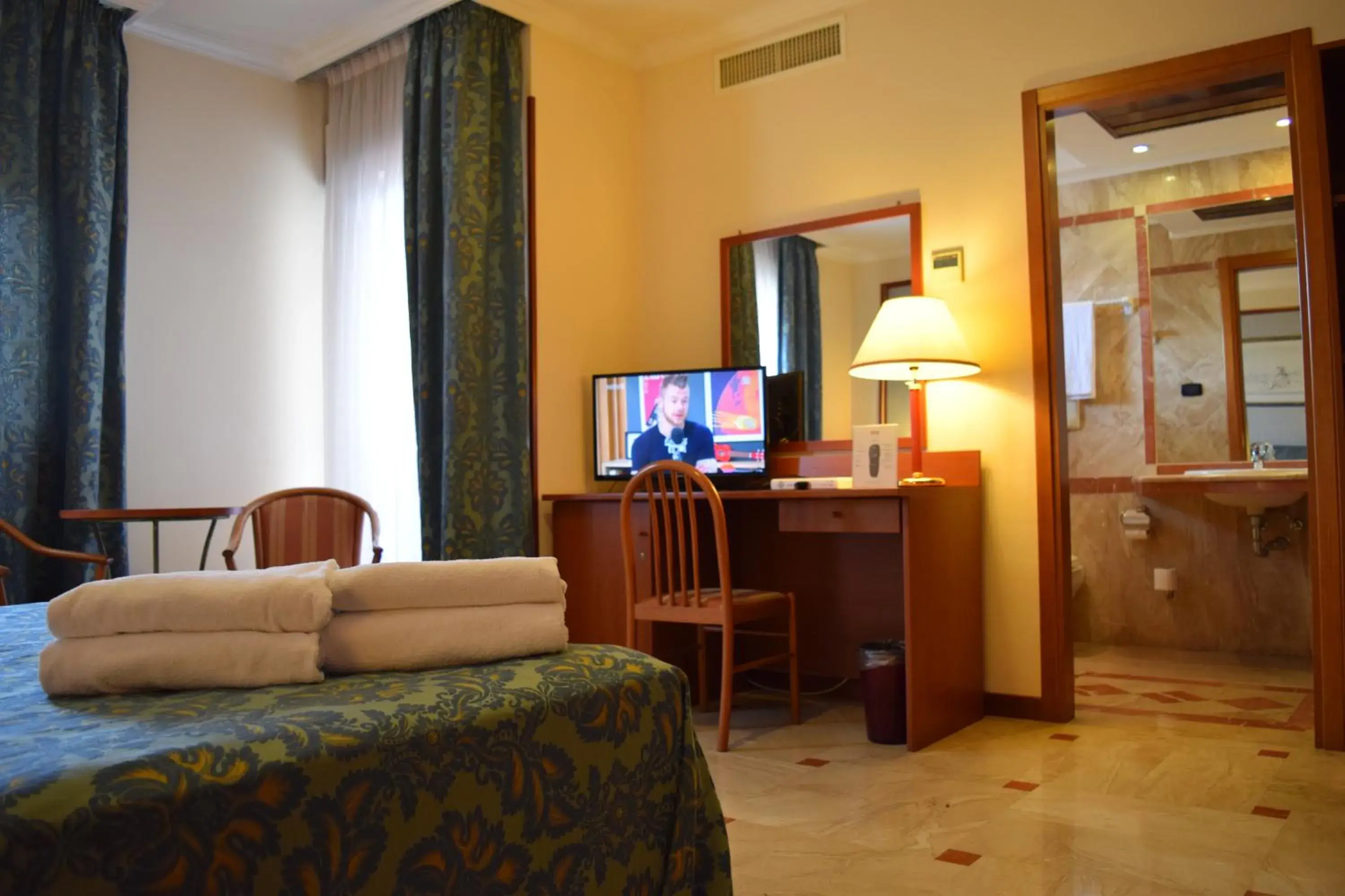 Bed, TV/Entertainment Center in Hotel Palace 2000