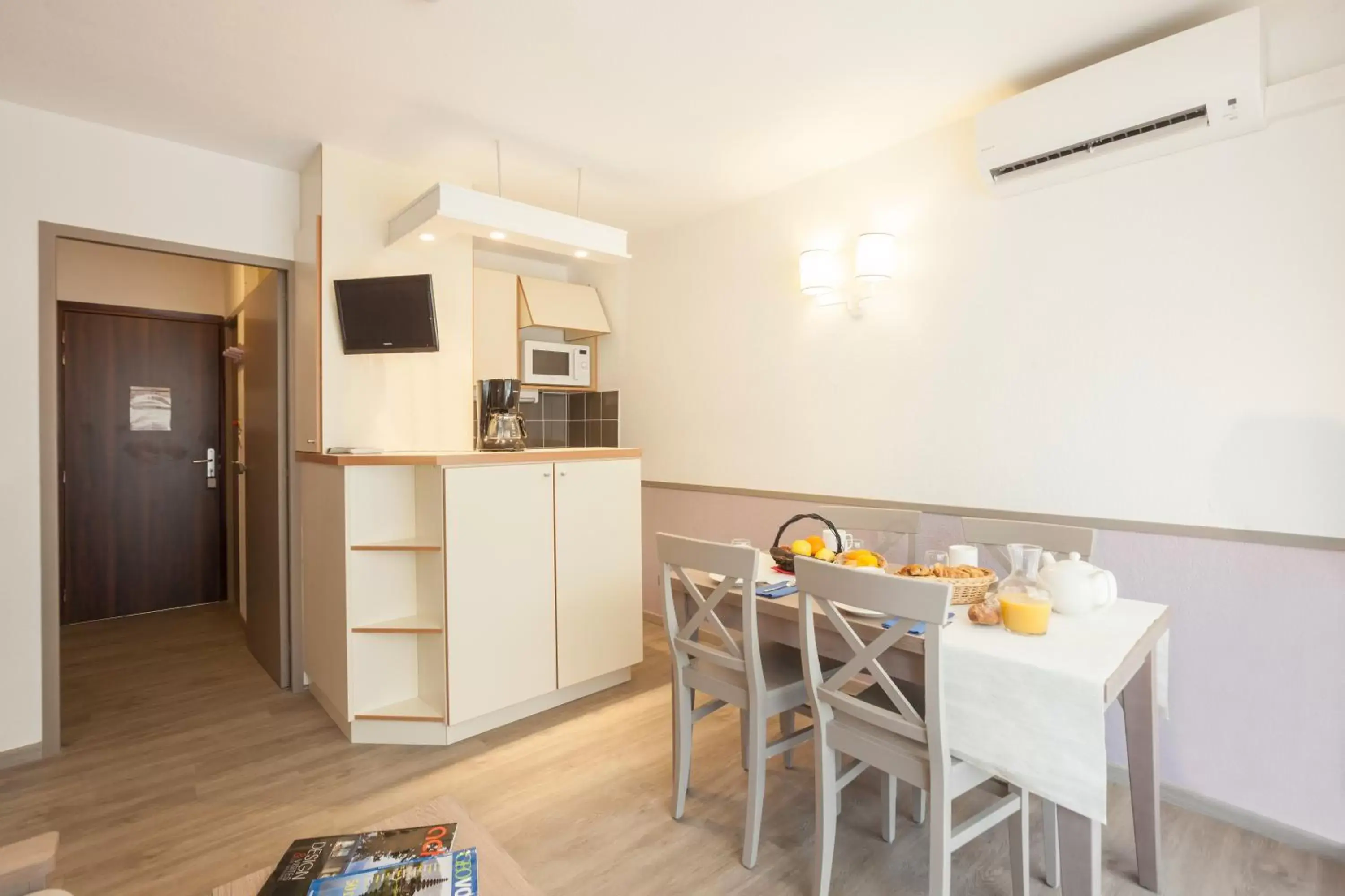 Studio with Sleeping Alcove and Terrace or Balcony (4 People) in Résidence Pierre & Vacances Les Platanes Studio with Sleeping Alcove and Terrace or Balcony (4 People) in Résidence Pierre & Vacances Les Platanes