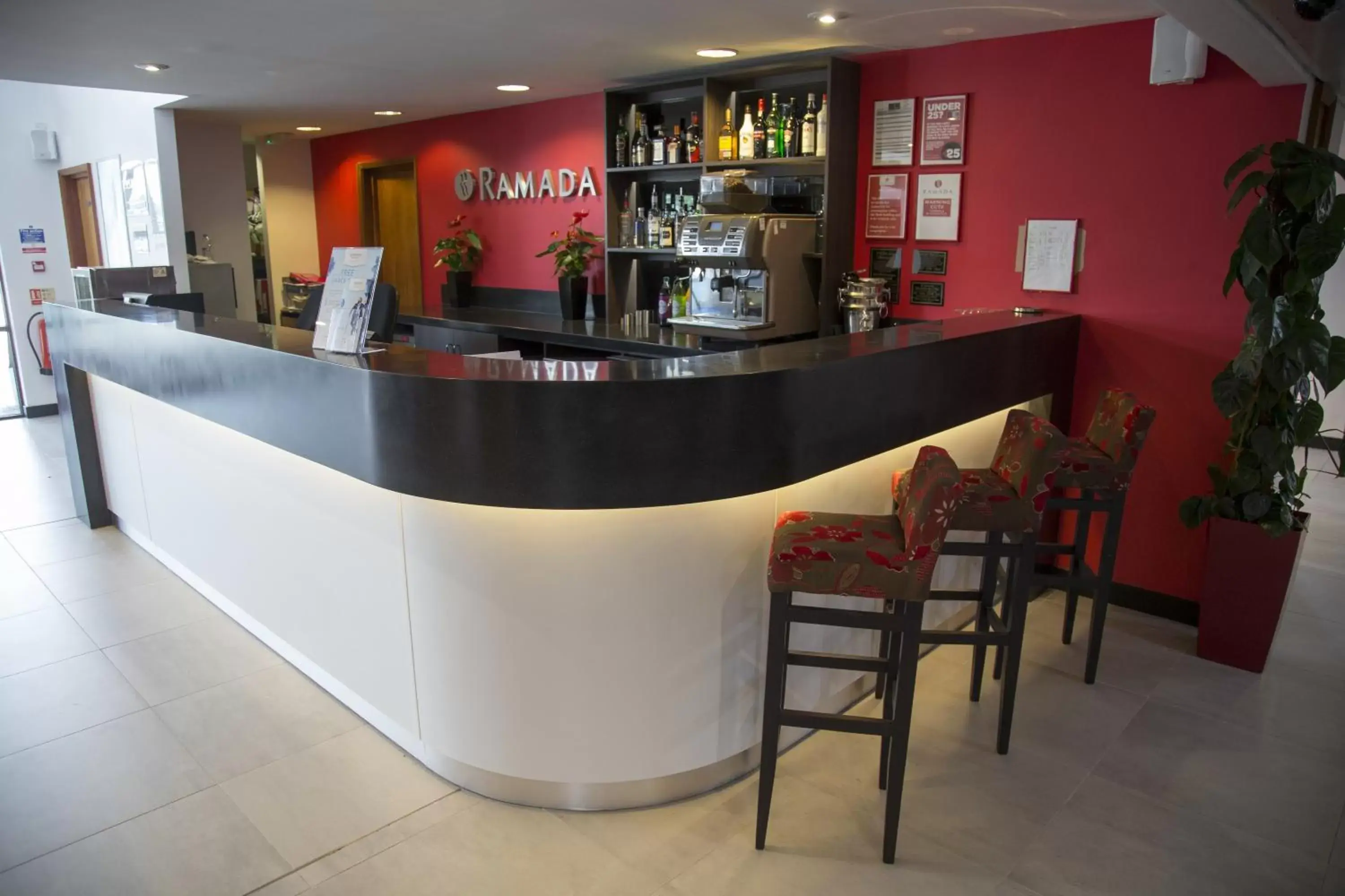 Lobby or reception in Ramada Cambridge