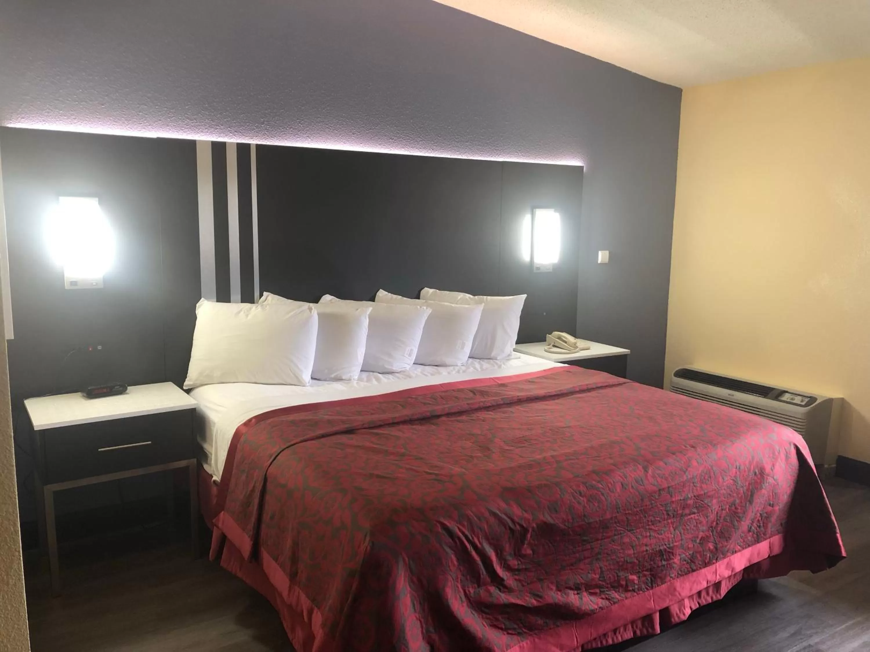 Bedroom, Bed in Days Inn by Wyndham Grove City Columbus South