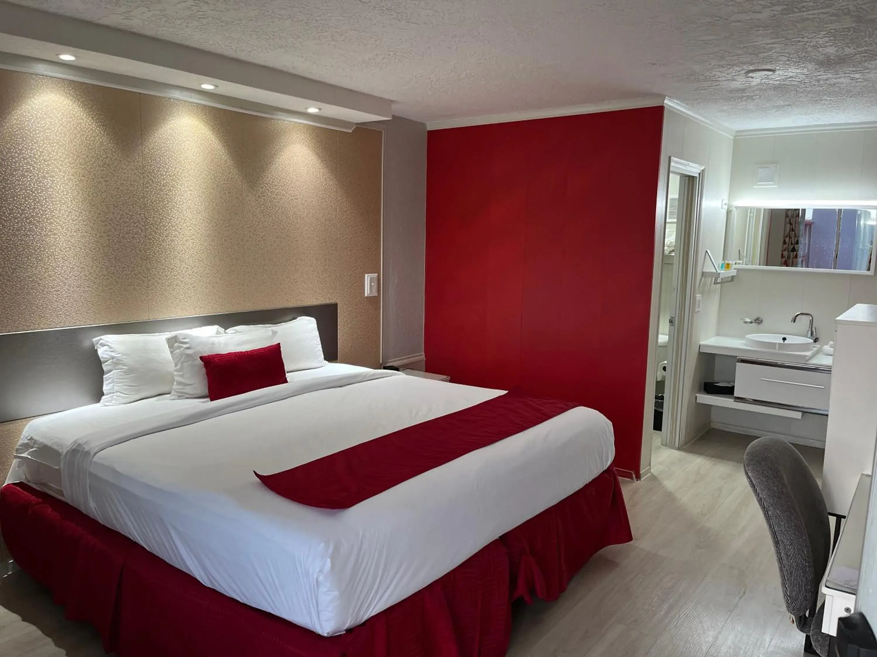 Bed in Travelodge by Wyndham Orlando at Heart of International Drive
