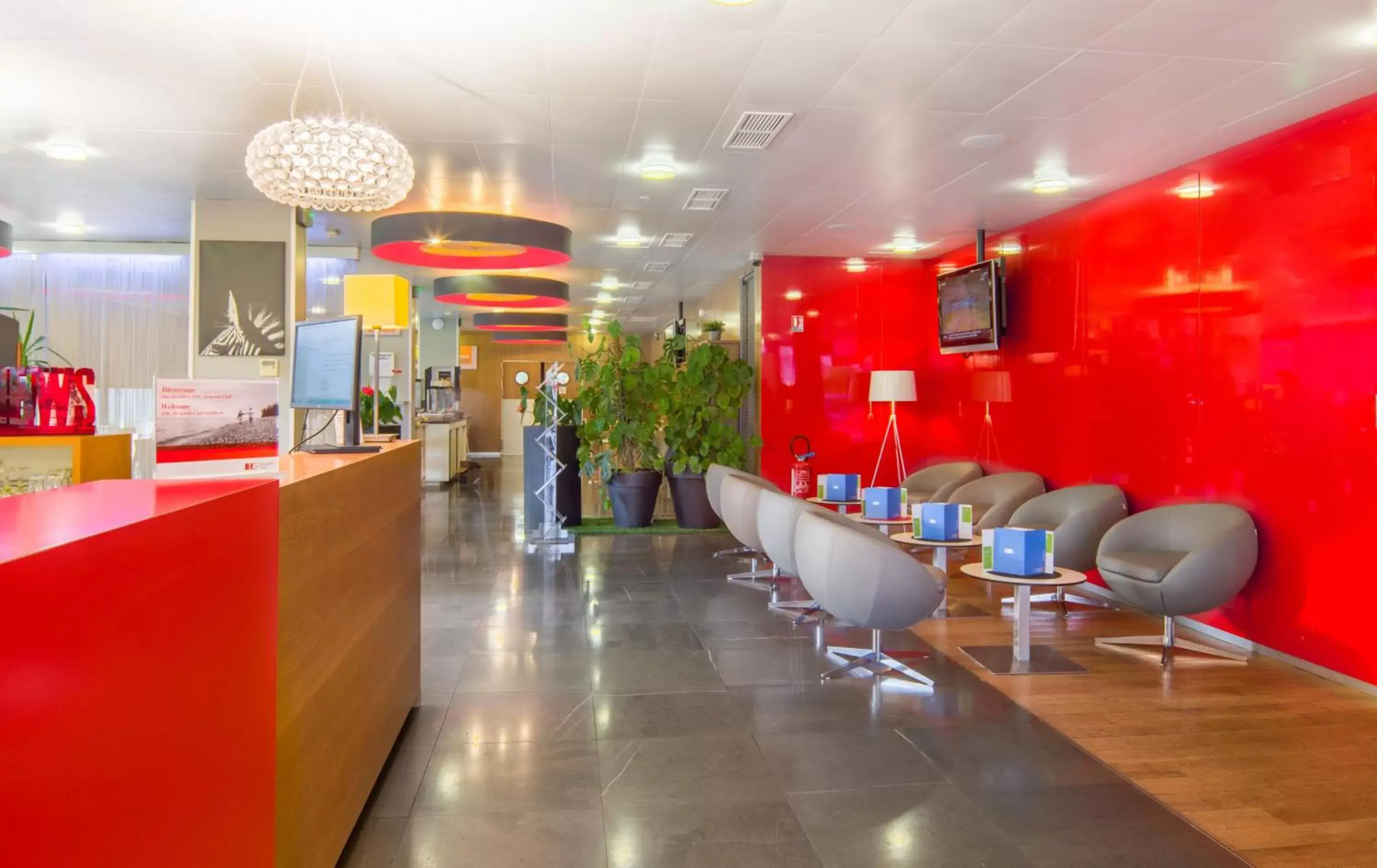 Lobby or reception in Holiday Inn Express Saint-Nazaire, an IHG Hotel