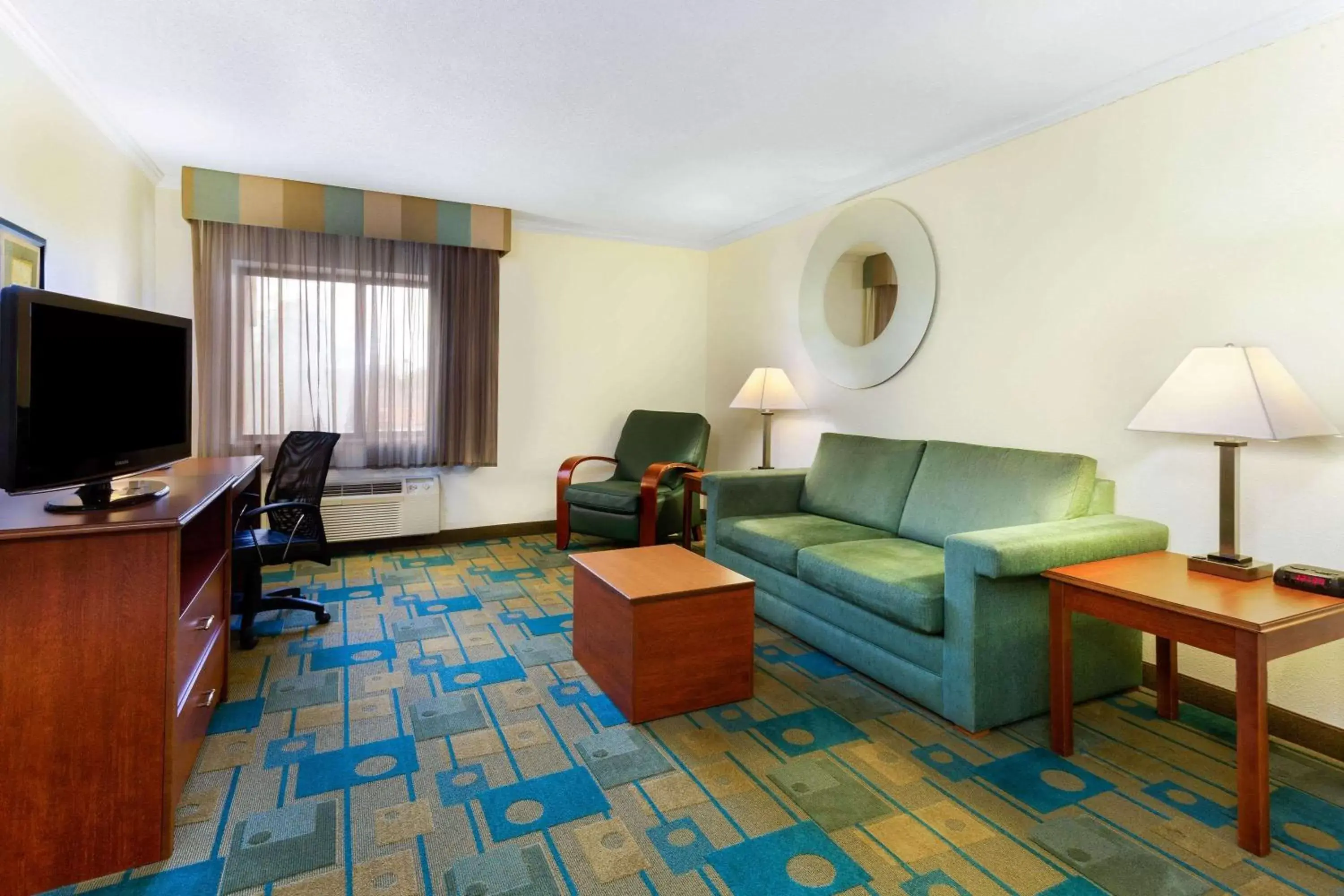 Photo of the whole room, Seating Area in La Quinta Inn by Wyndham Chicago Willowbrook