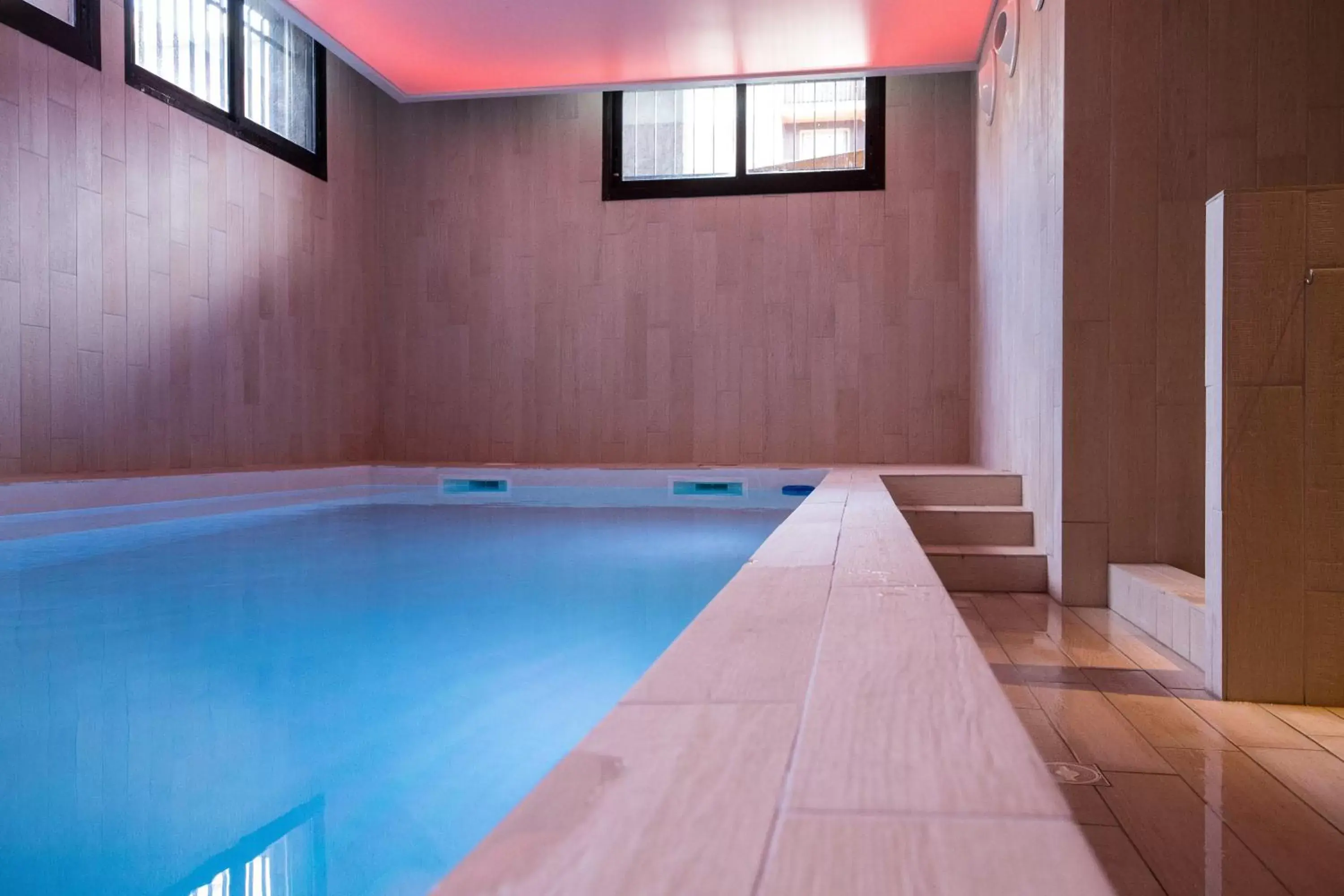 Swimming pool in SOWELL HOTELS Le Parc & Spa Swimming pool in SOWELL HOTELS Le Parc & Spa