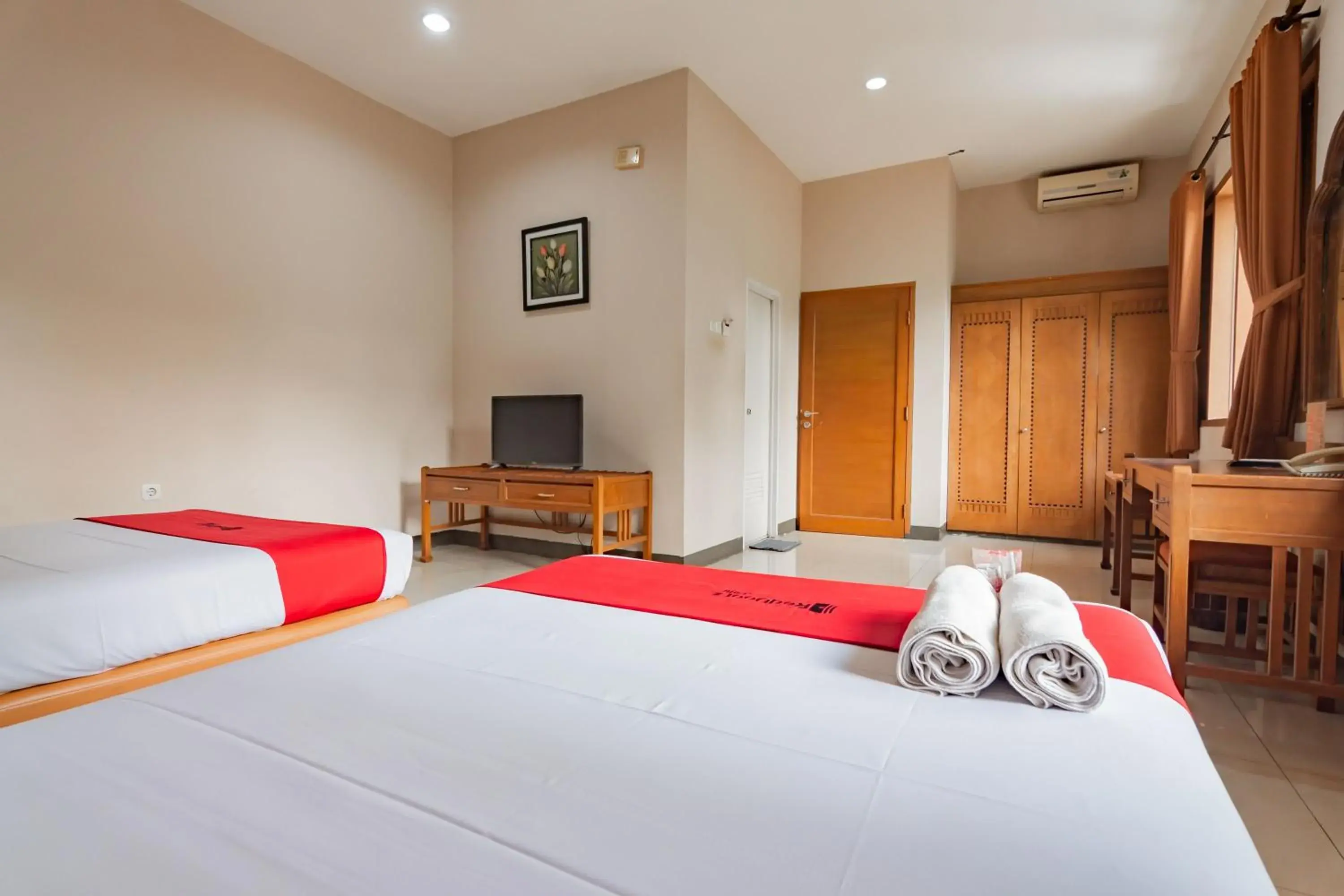 Photo of the whole room, Bed in RedDoorz near Institut Teknologi Bandung 2