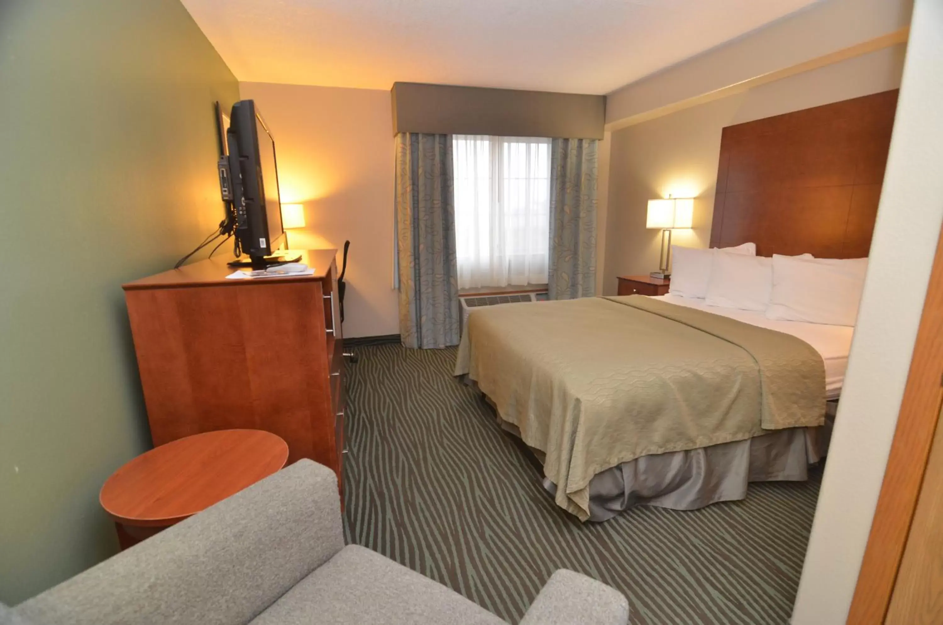 Photo of the whole room, Bed in AmericInn by Wyndham Des Moines Airport