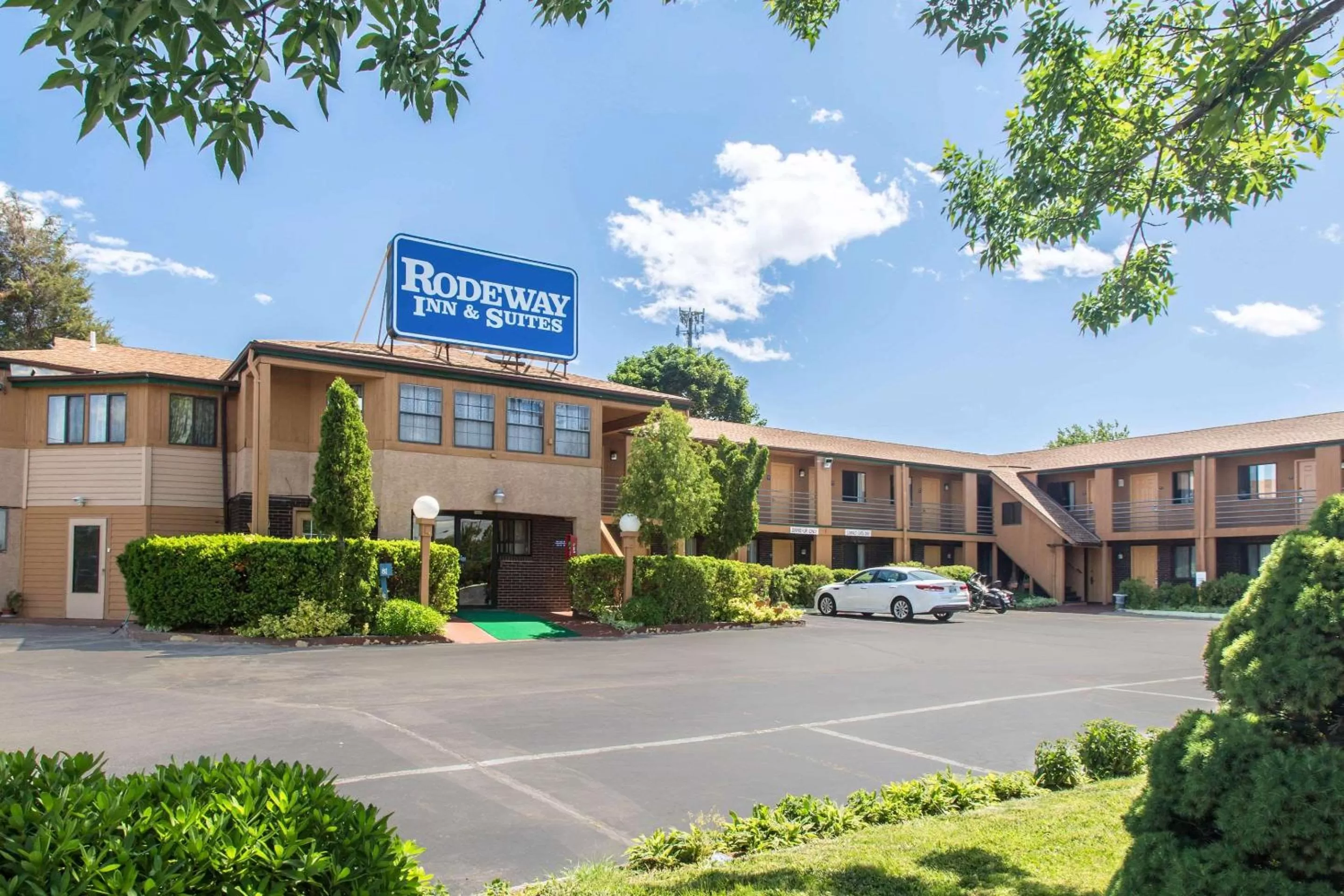 Property building in Rodeway Inn & Suites Branford - Guilford