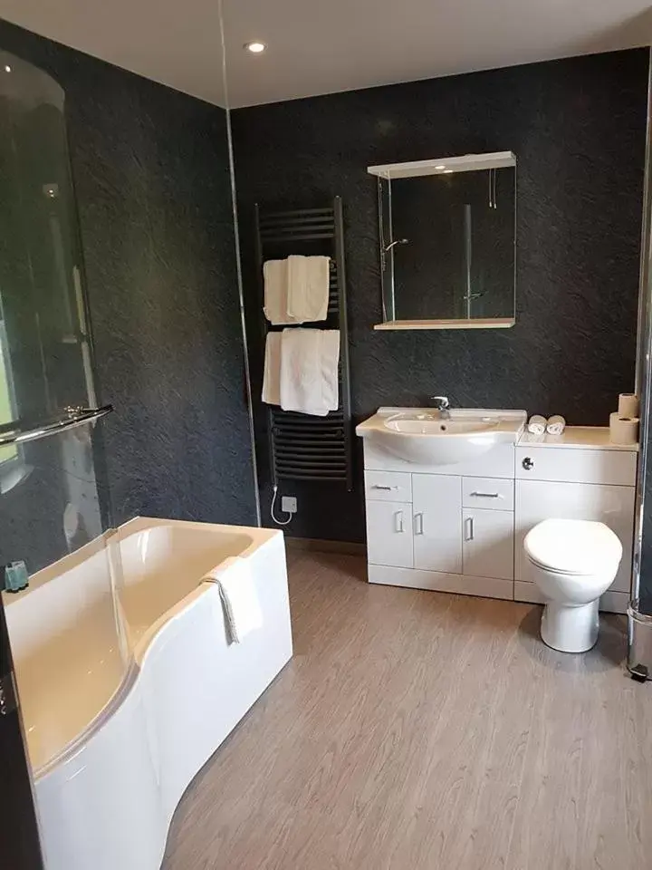 Bathroom in Maryfield House Hotel