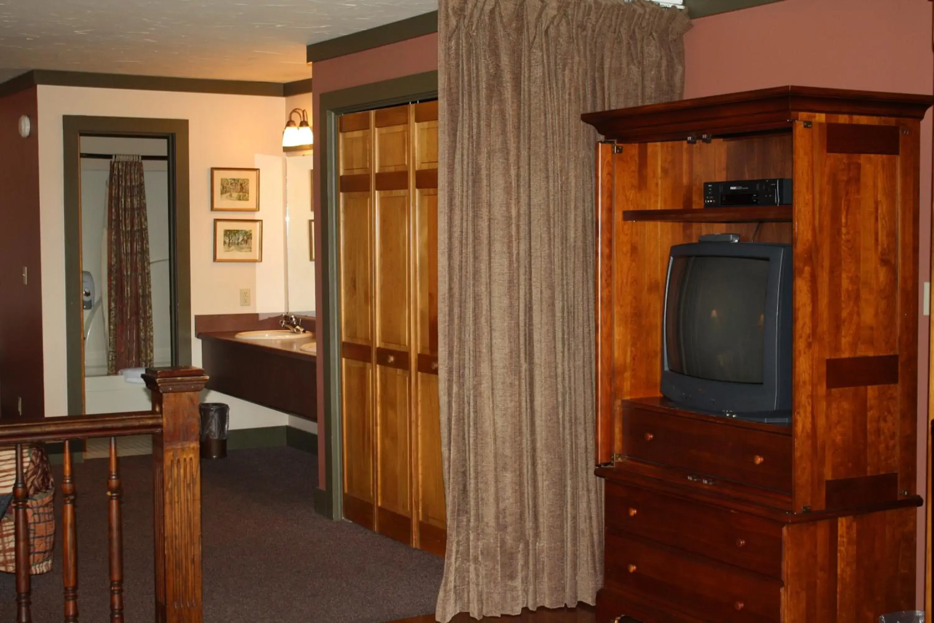 TV and multimedia, TV/Entertainment Center in Outback Roadhouse Motel & Suites Branson