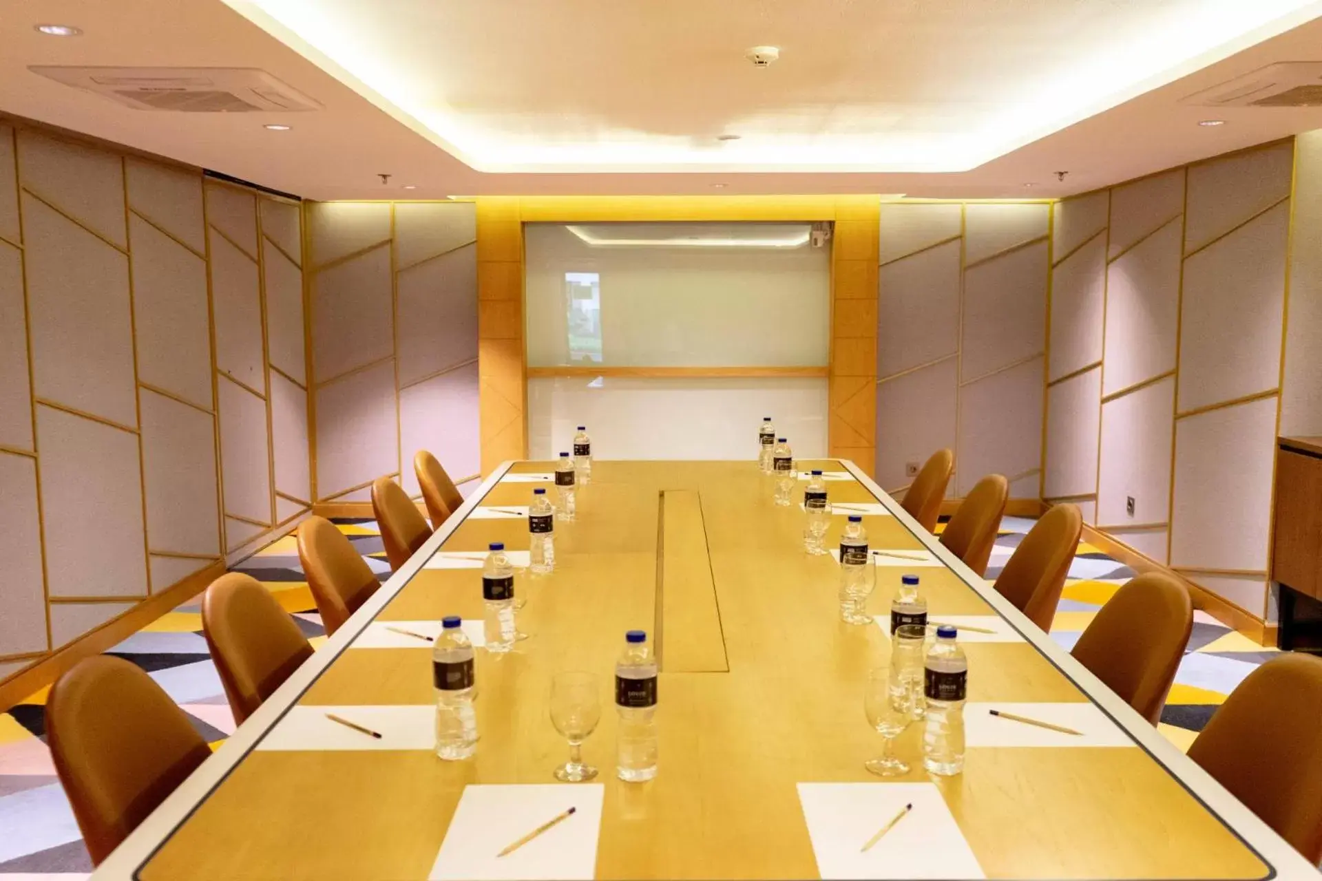Meeting/conference room in Louis Kienne Hotel Pemuda