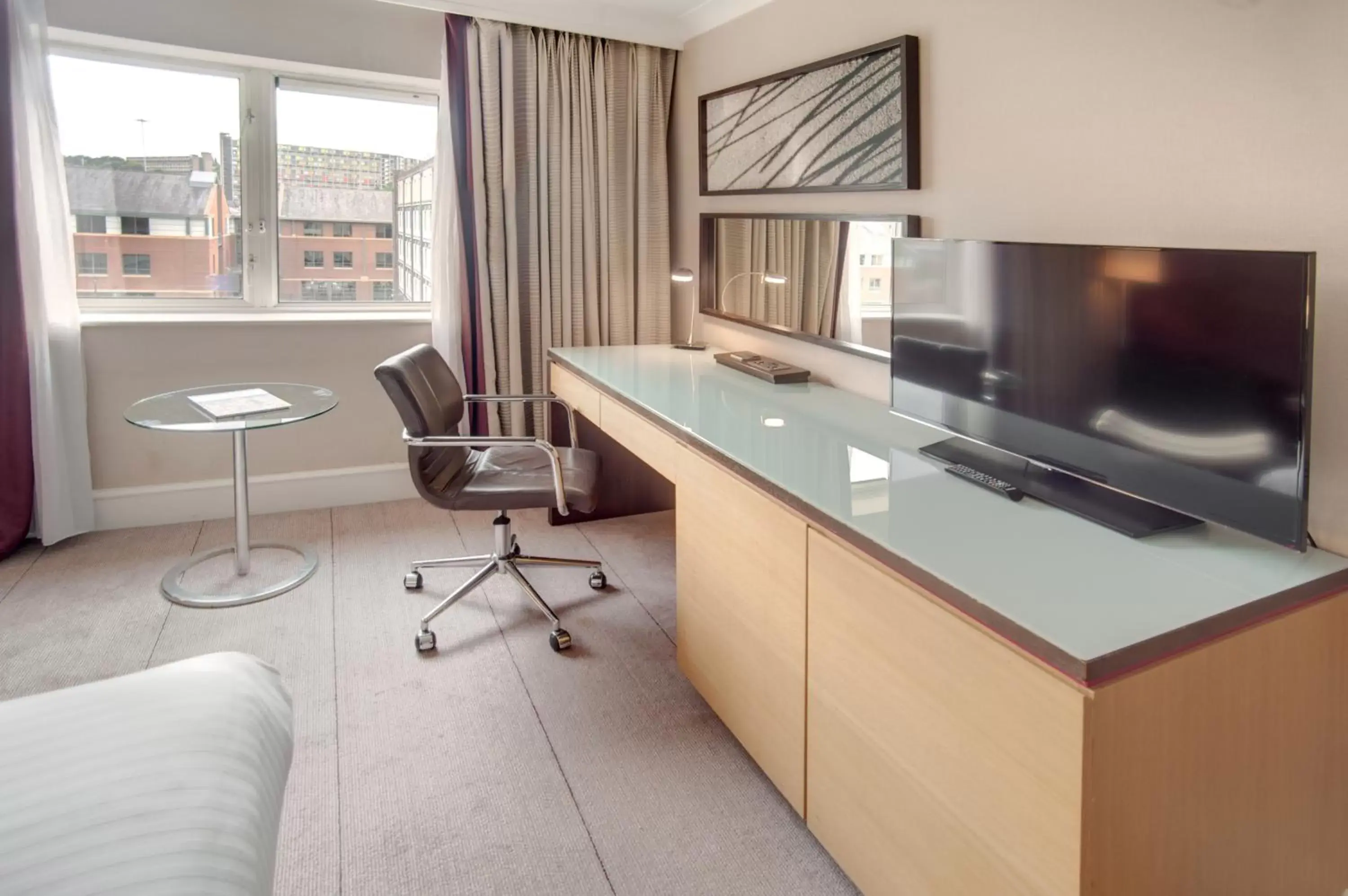 Bedroom, TV/Entertainment Center in Best Western Plus The Quays Hotel Sheffield