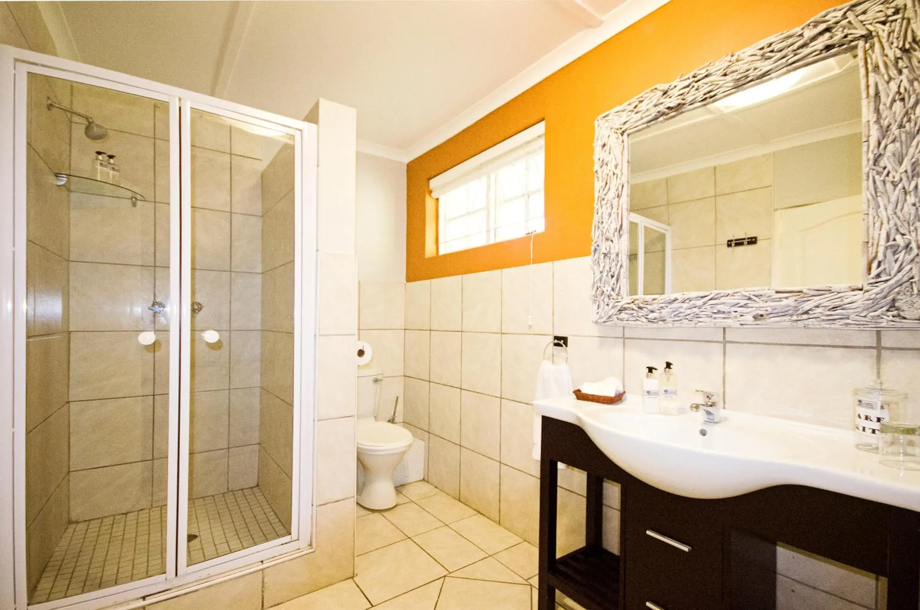 Bathroom in Lodge on Main Guest House and Conference Centre