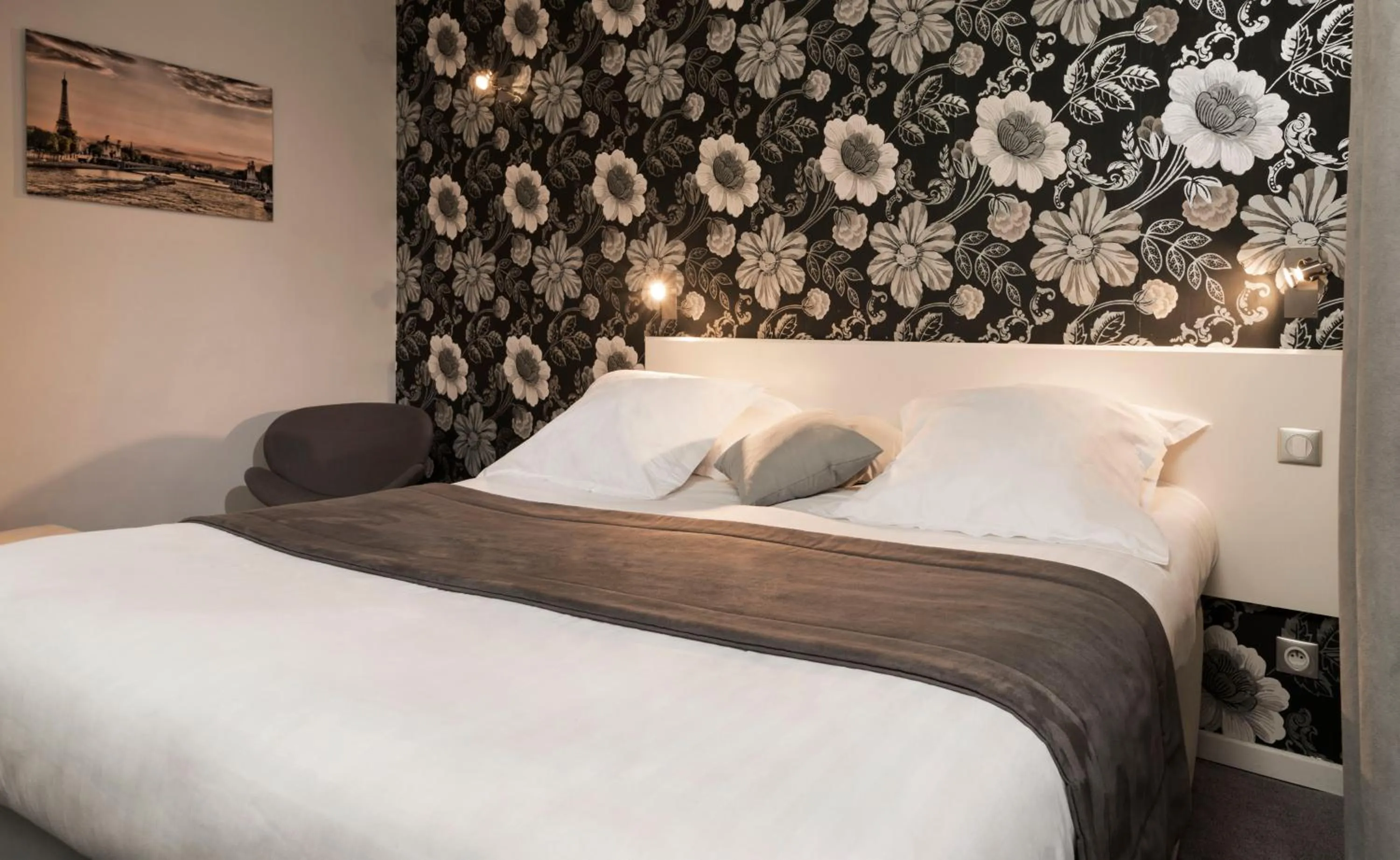 Staff, Bed in Hôtel Soft