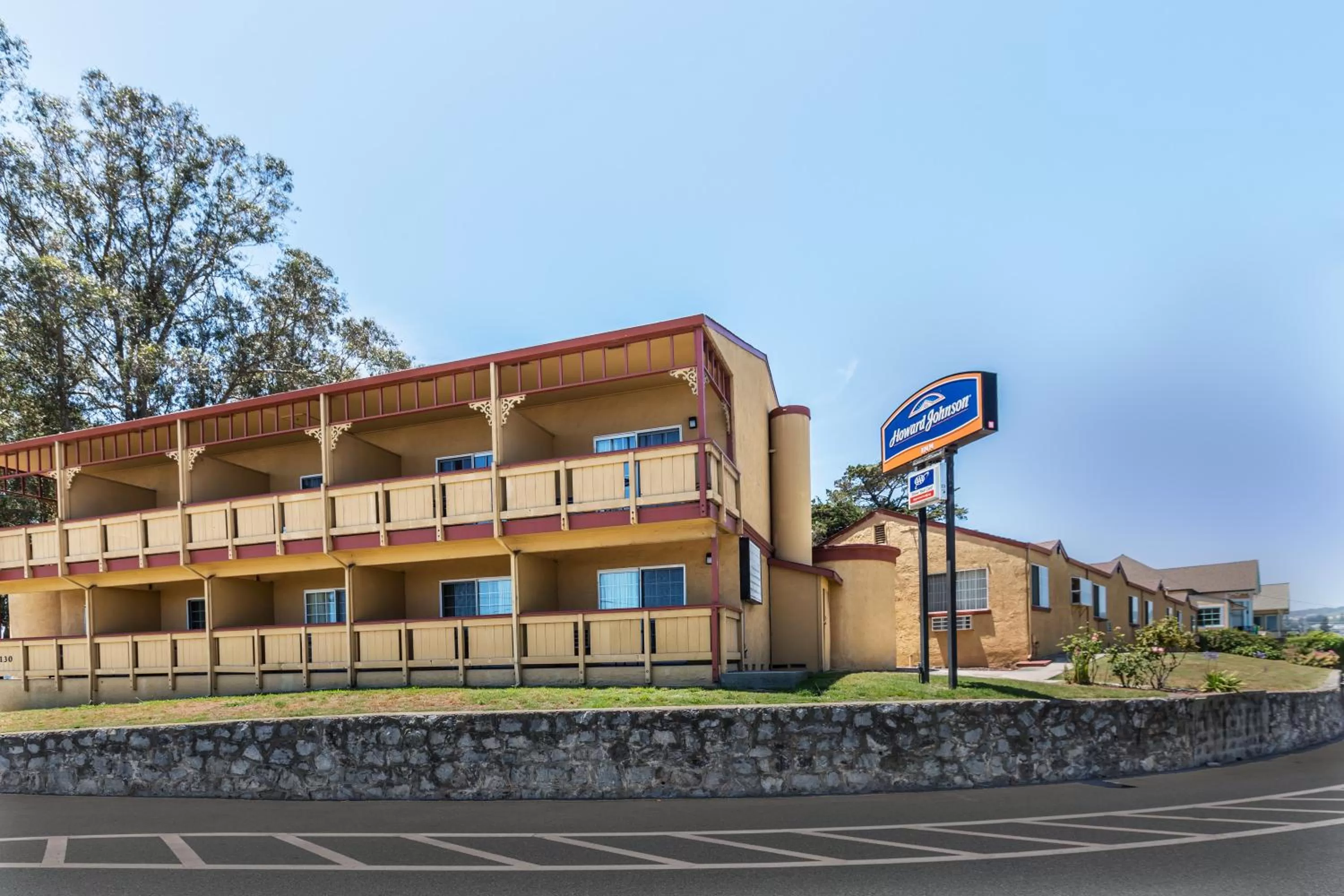 Property building in Howard Johnson by Wyndham Santa Cruz