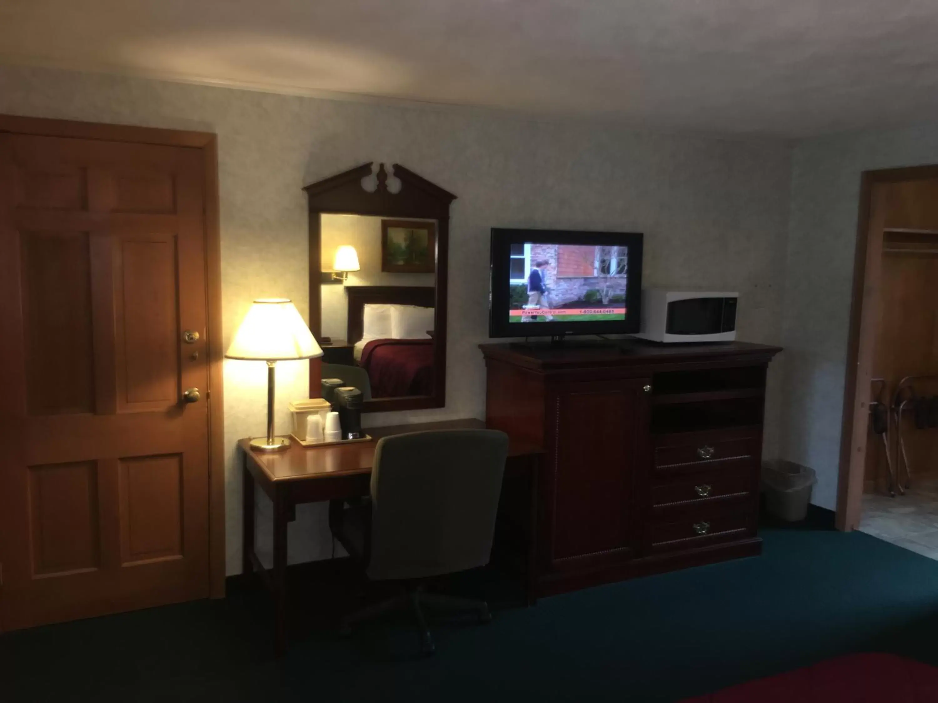 Living room, TV/Entertainment Center in Stonybrook Motel & Lodge