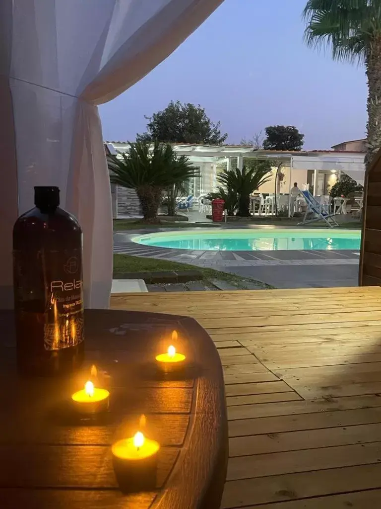 Massage, Swimming Pool in B&B Resort El Bisagrà