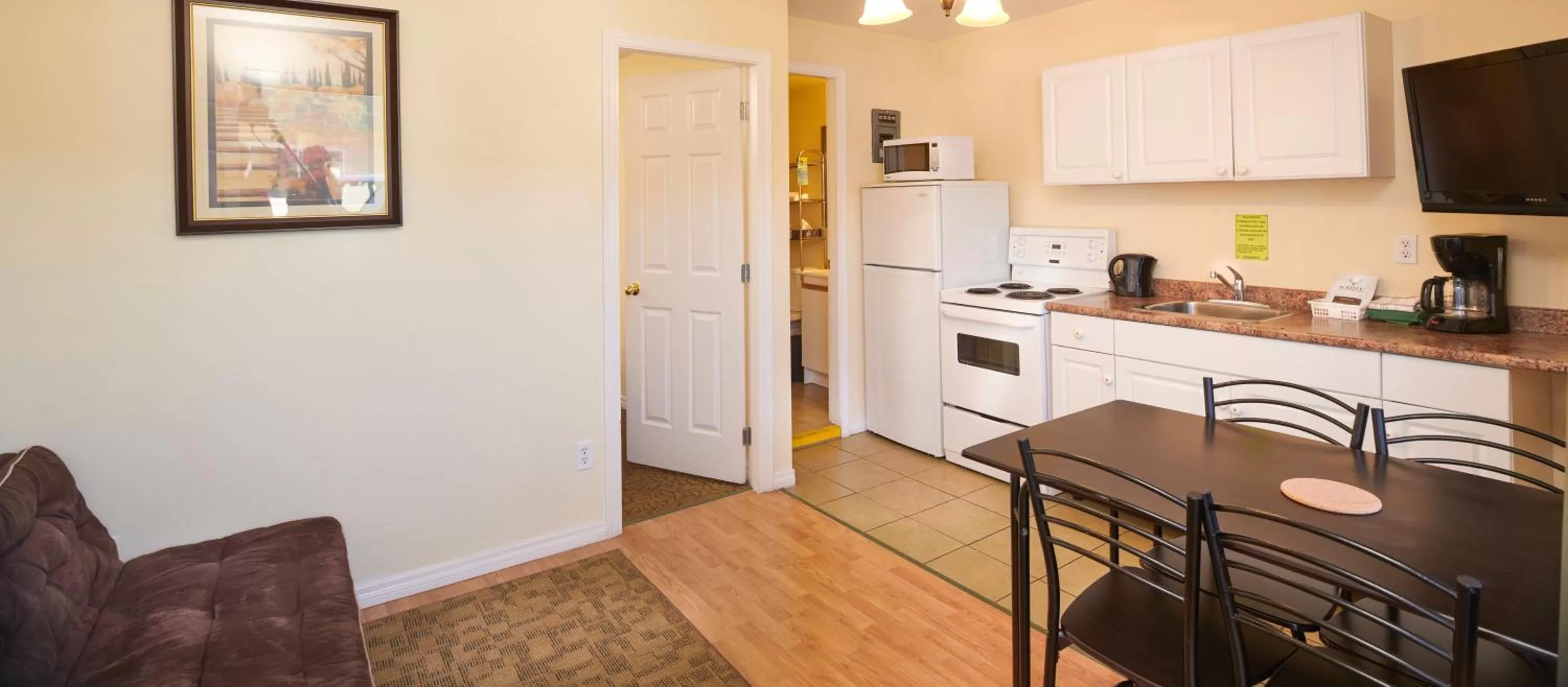 Bathroom, Kitchen/Kitchenette in Black Sea Motel