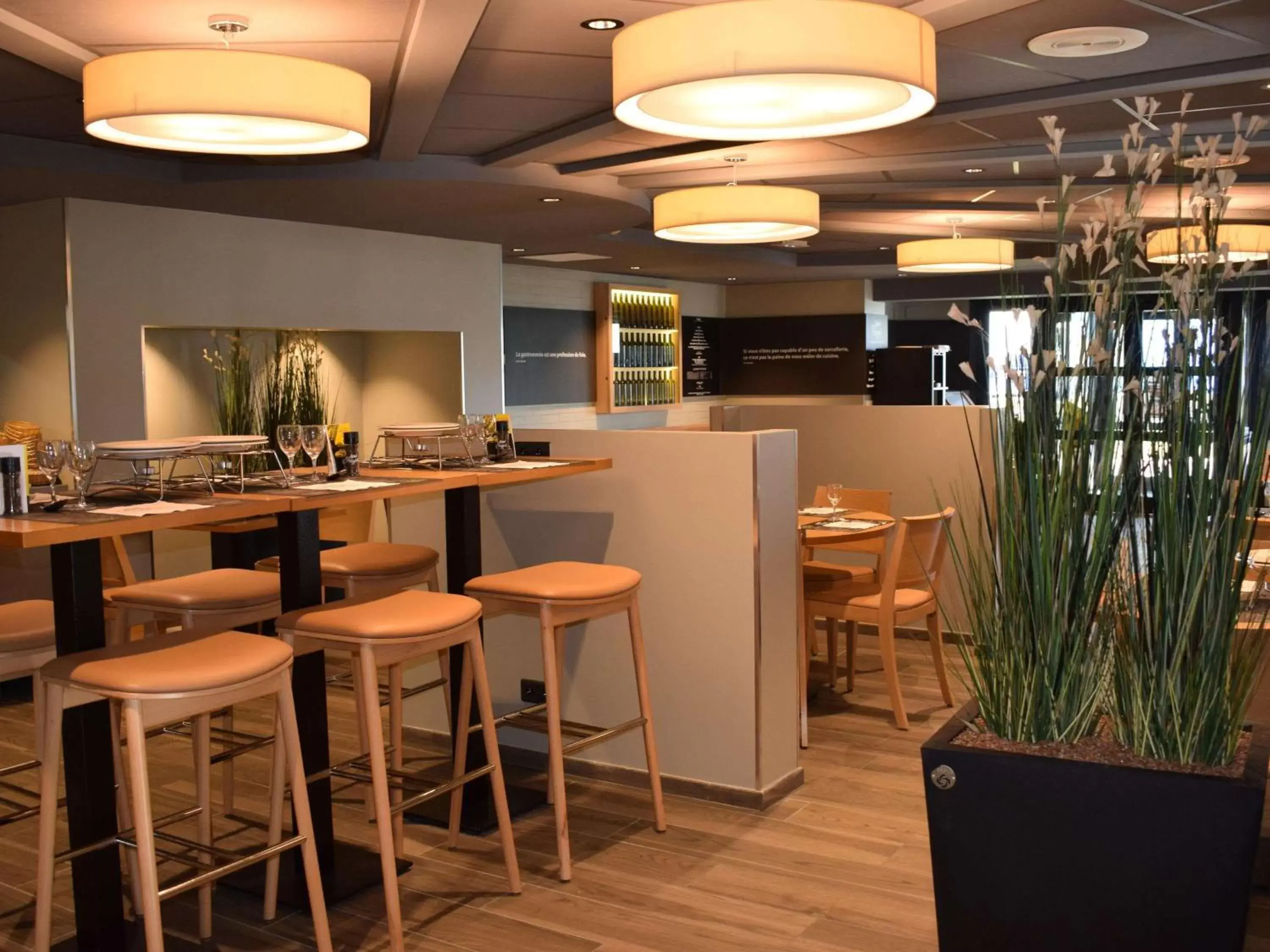 Restaurant/places to eat, Lounge/Bar in ibis Tours Nord