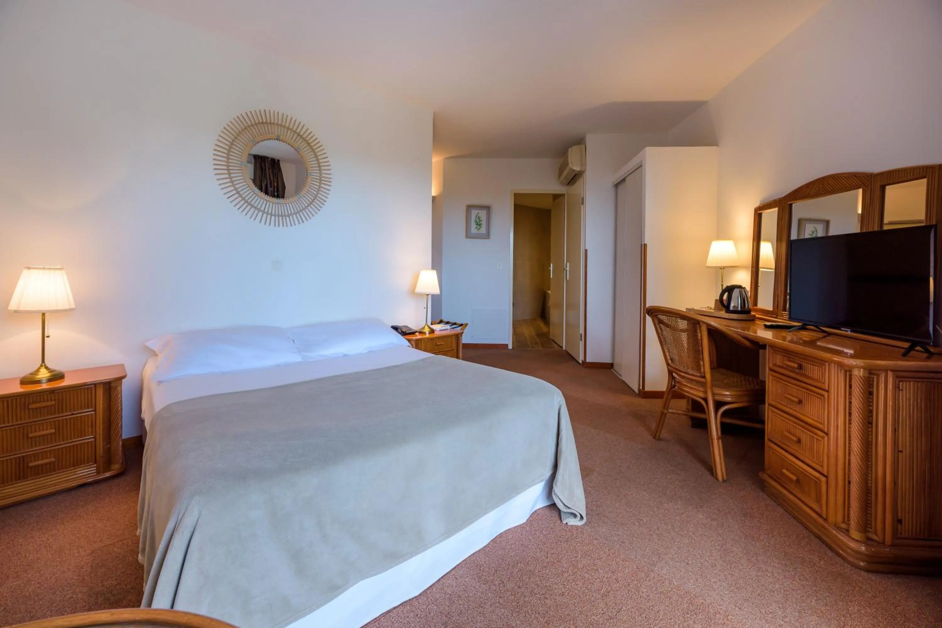 Photo of the whole room, Bed in Hotel Le Tilbury