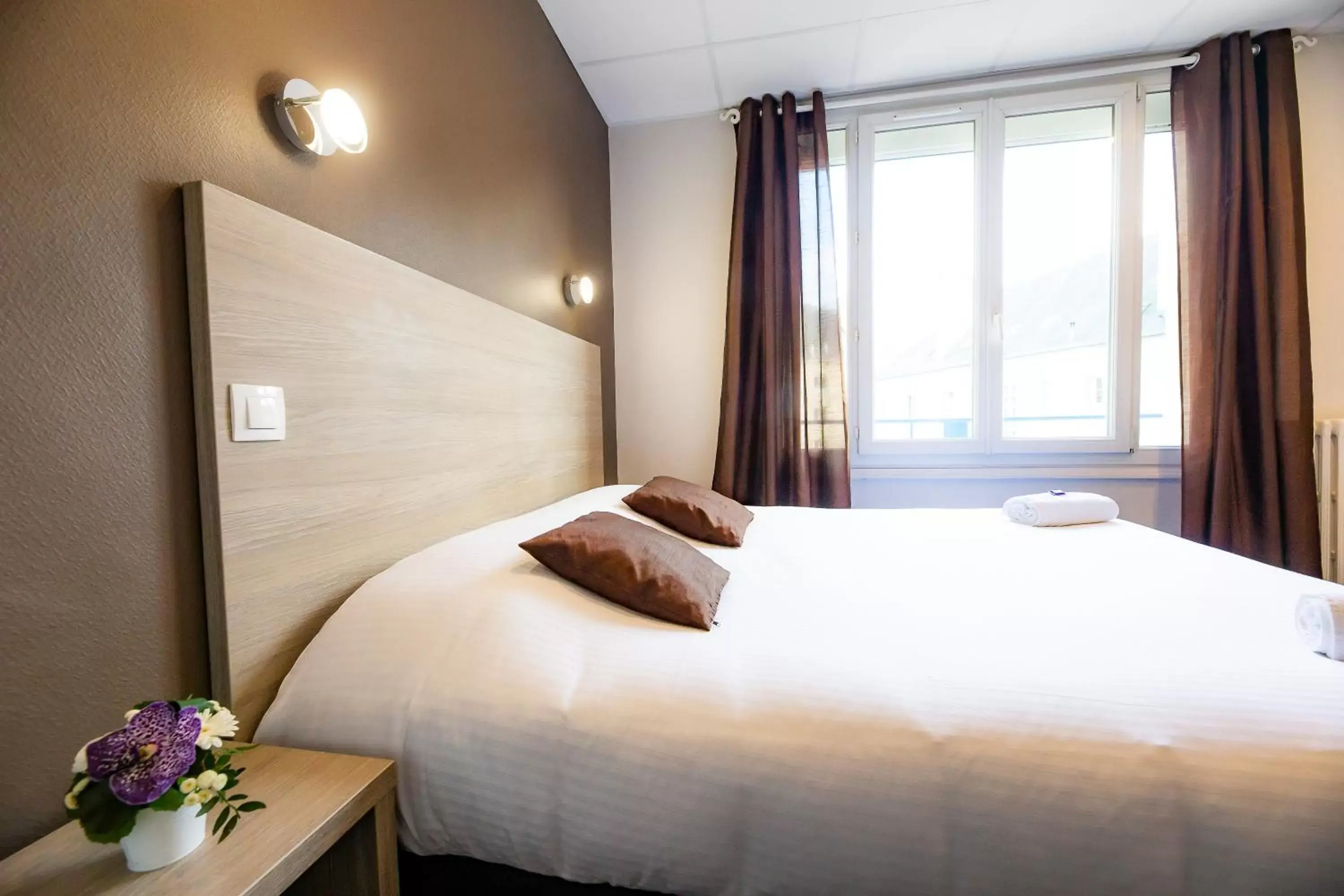 Property building, Bed in Hotel Du Chateau