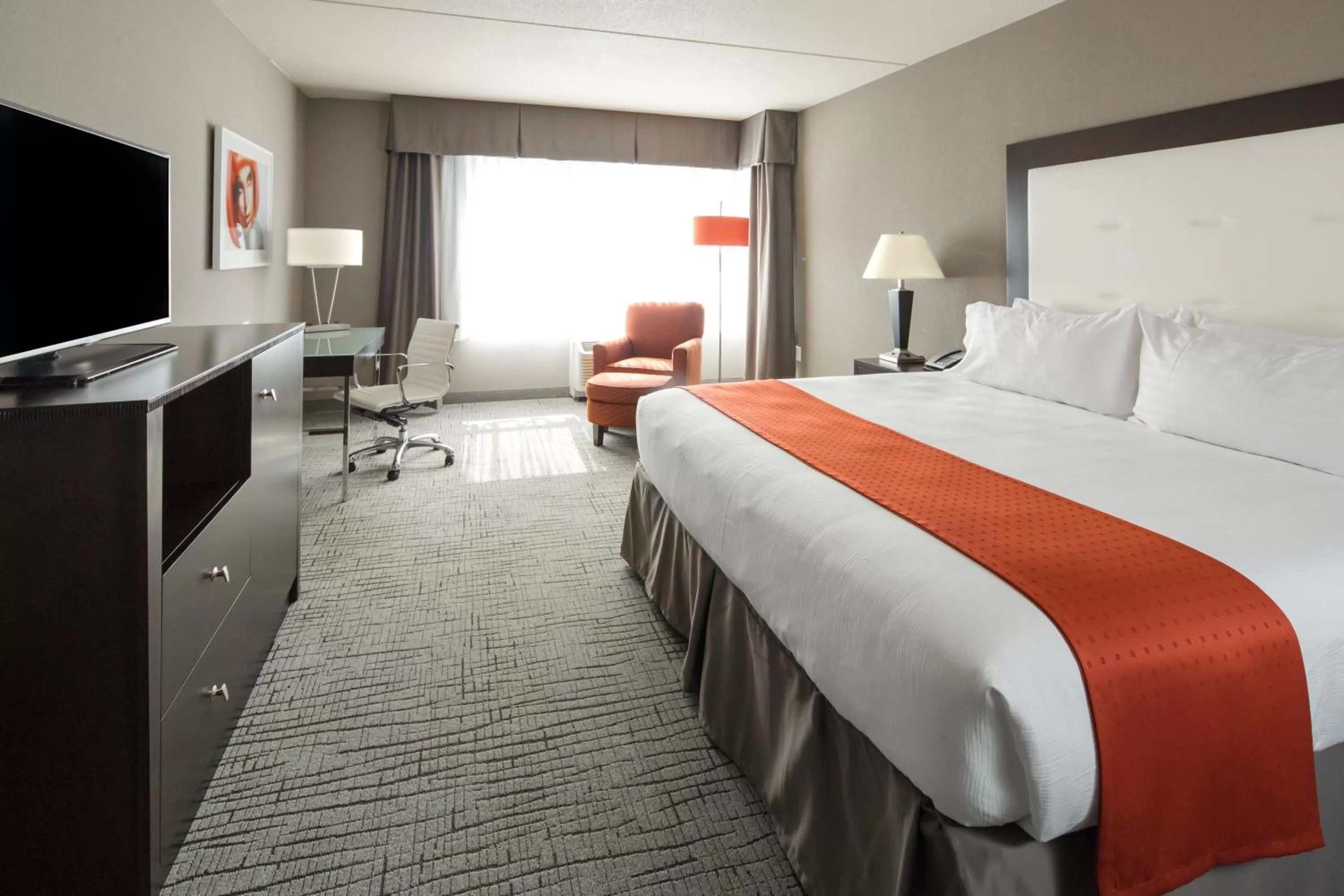 Photo of the whole room, Bed in Holiday Inn Hotel & Suites Davenport by IHG