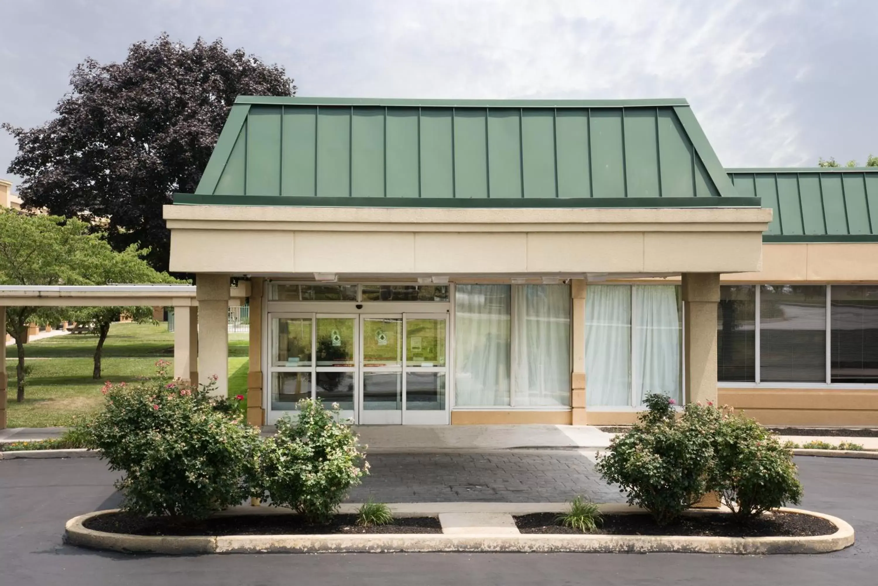 Facade/entrance, Property Building in Days Inn & Suites by Wyndham York