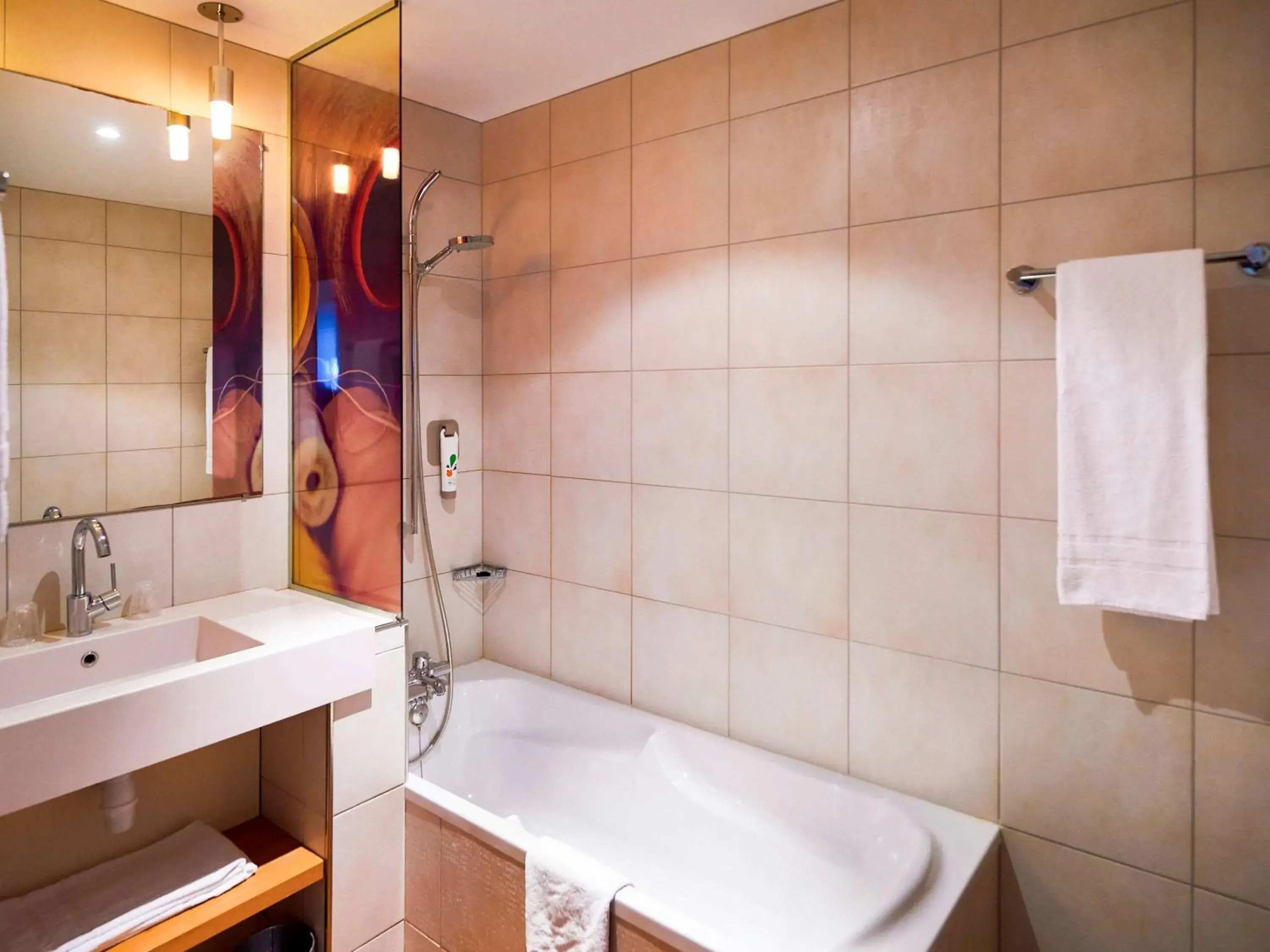 Photo of the whole room, Bathroom in ibis Styles Cholet