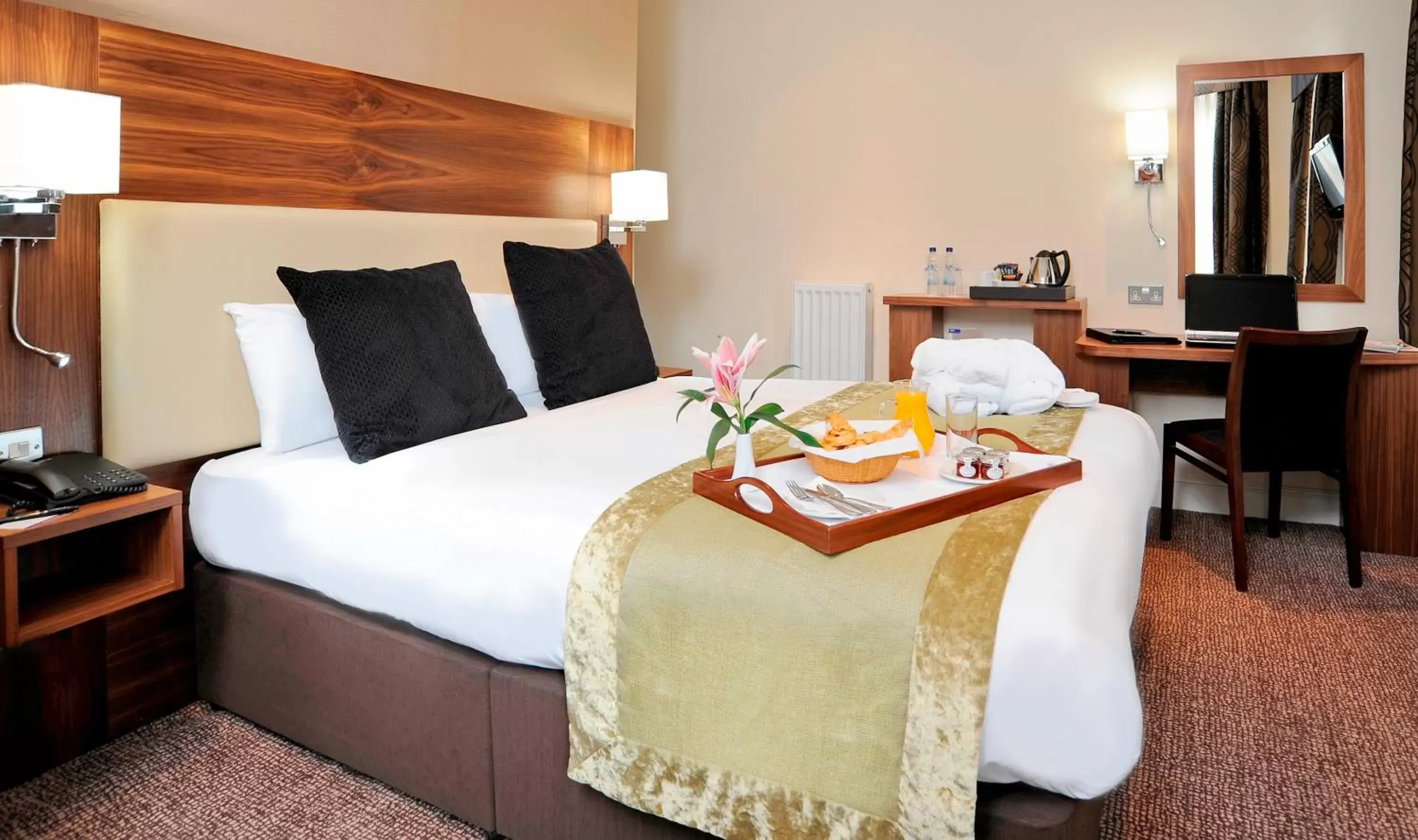 Bedroom, Bed in Mercure London Bloomsbury Hotel Bedroom, Bed in Mercure London Bloomsbury Hotel