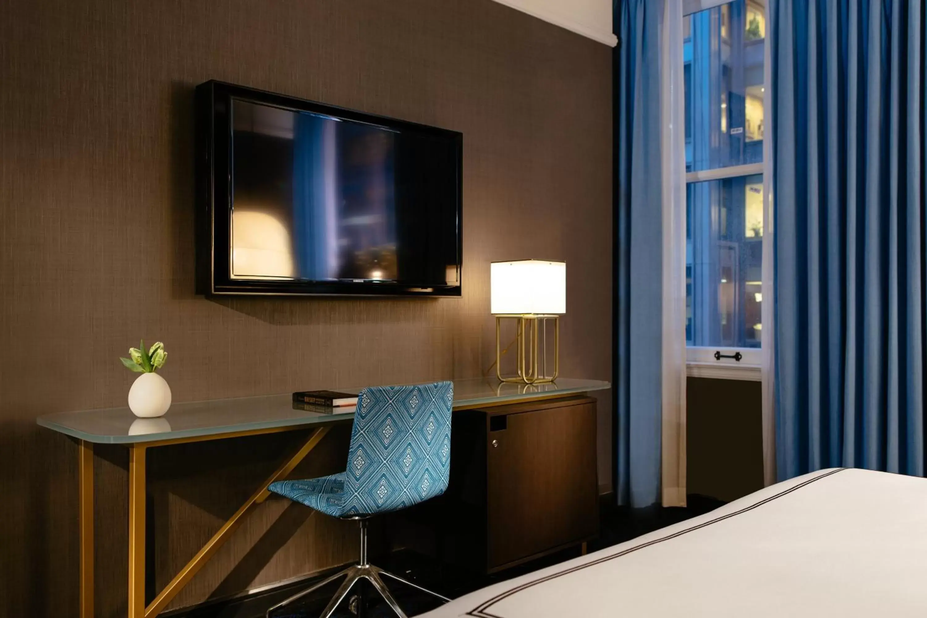 Photo of the whole room, TV/Entertainment Center in Kimpton Gray Hotel Chicago, an IHG Hotel