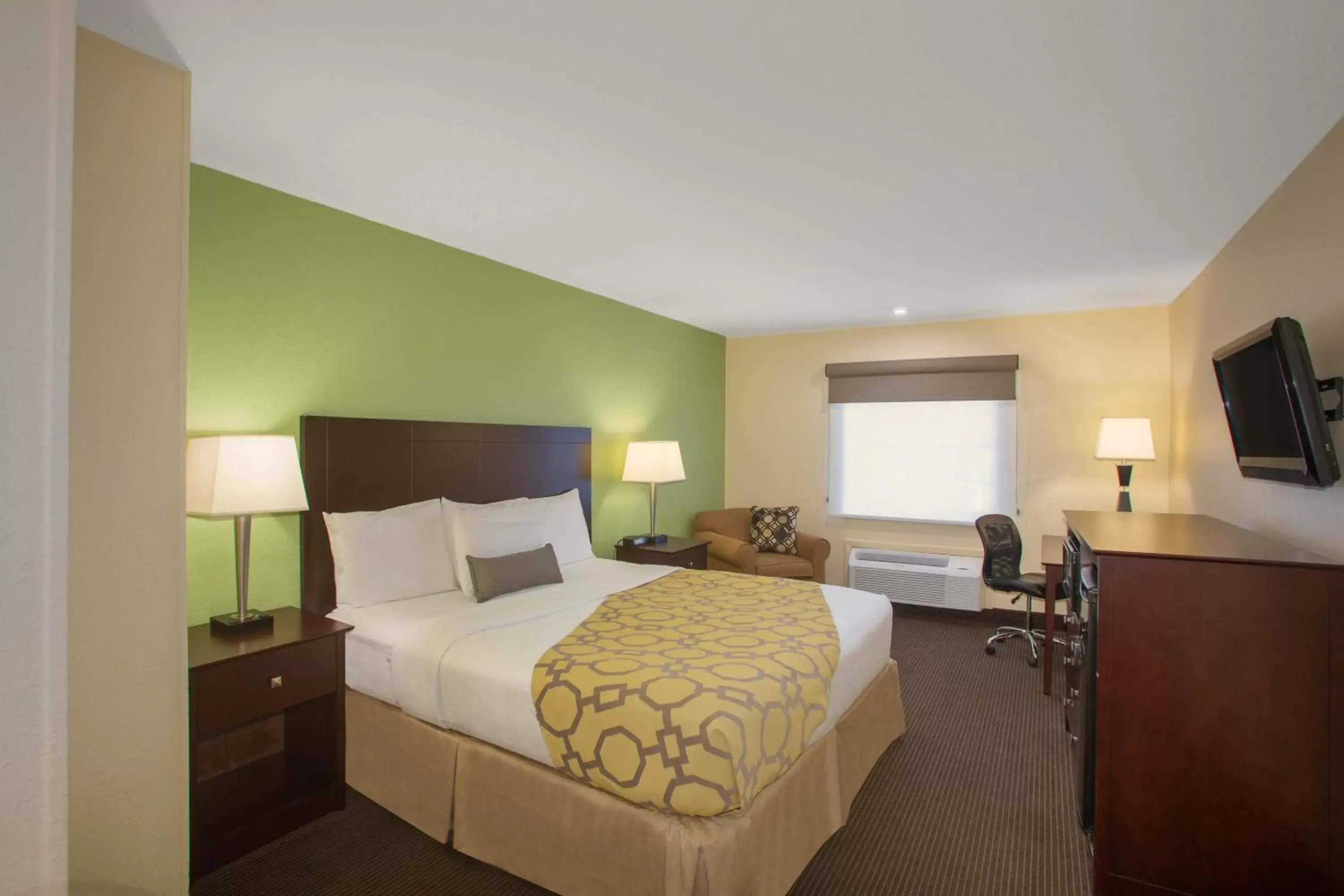 Photo of the whole room, Bed in Baymont by Wyndham Jefferson City