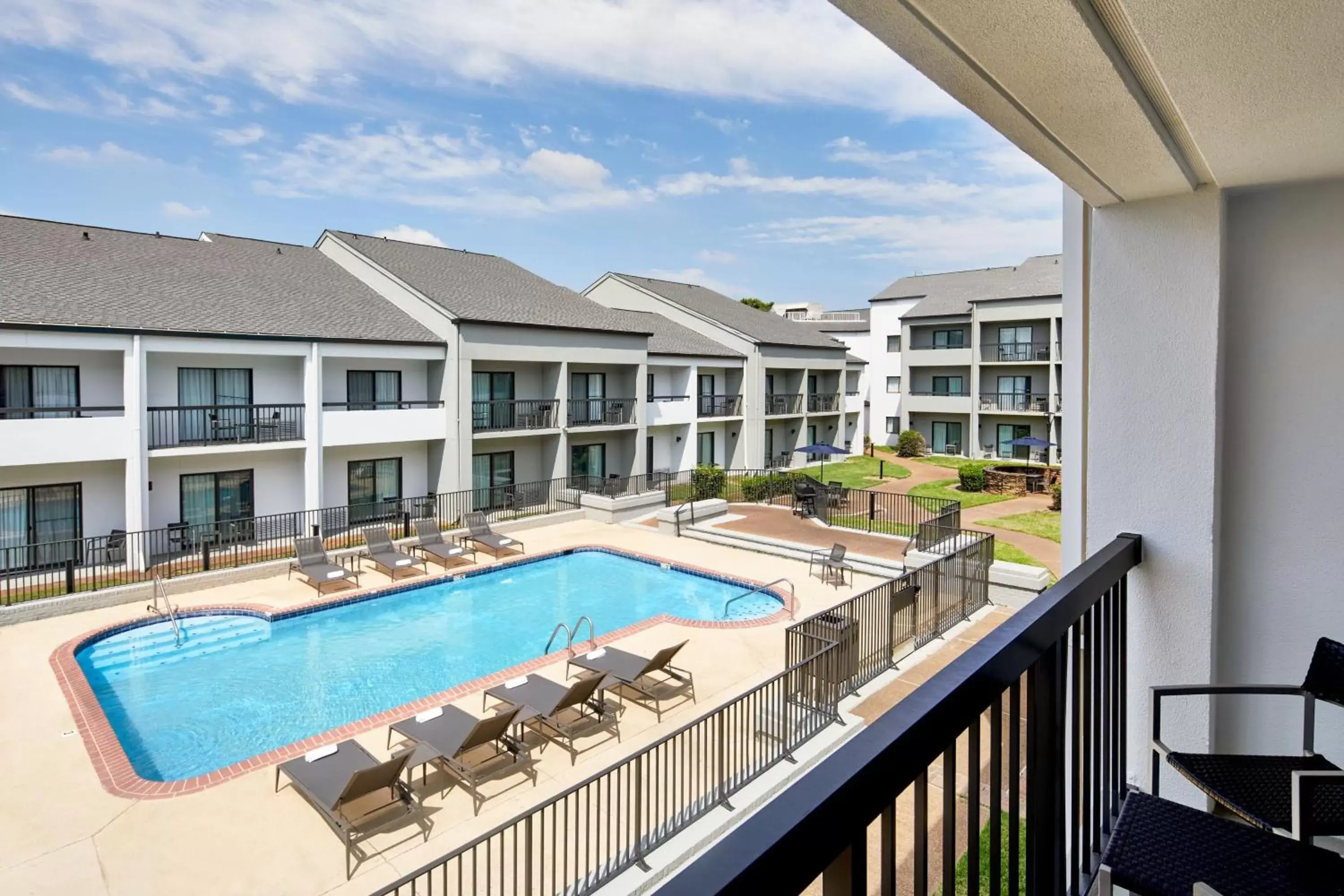 Photo of the whole room, Pool View in Courtyard by Marriott Memphis Airport