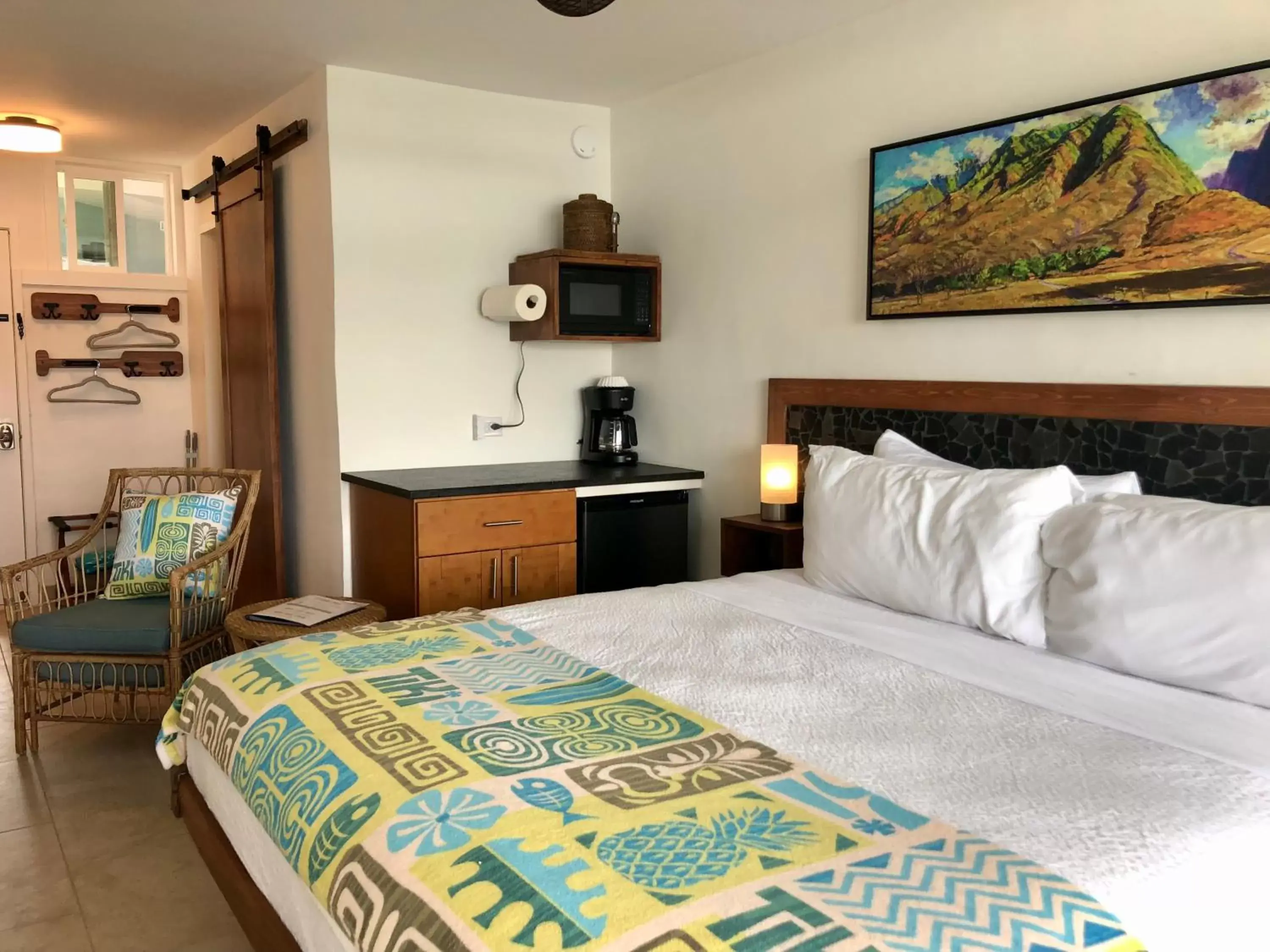 Photo of the whole room, Bed in Kona Tiki Hotel