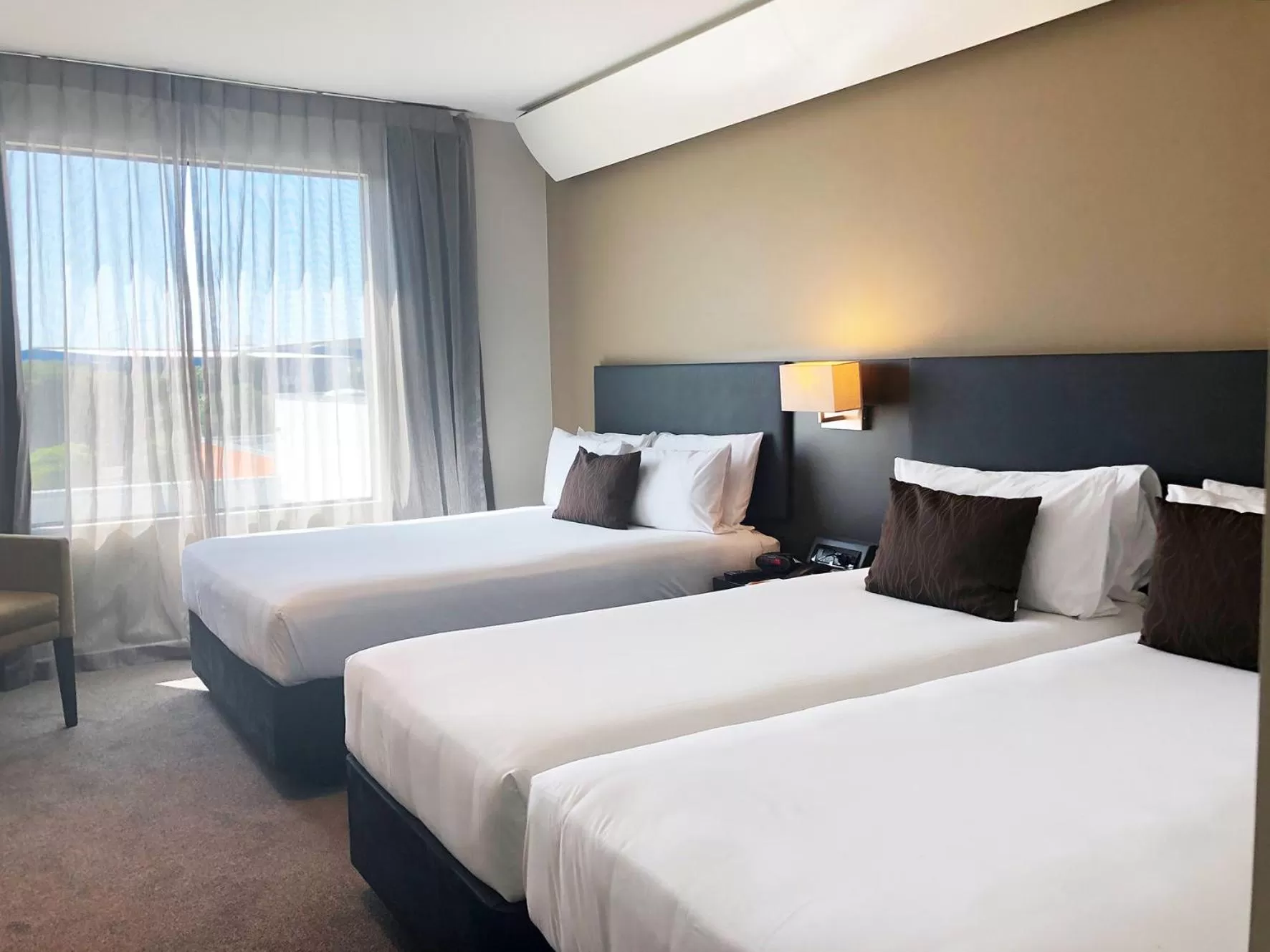 Bedroom, Bed in Sudima Auckland Airport