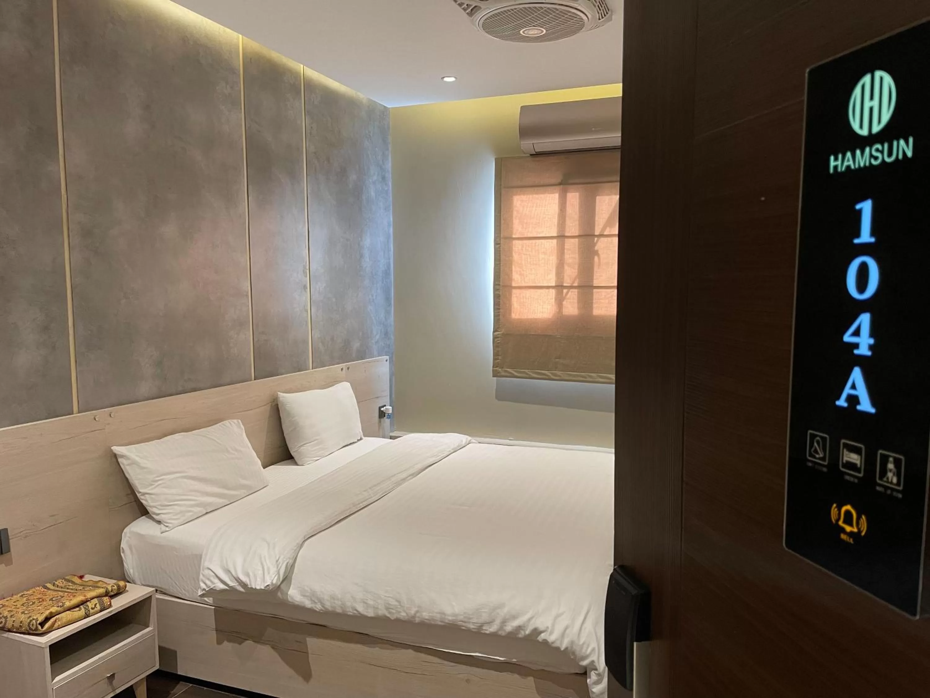 Bed in Hamsun Shahrah-e-Faisal