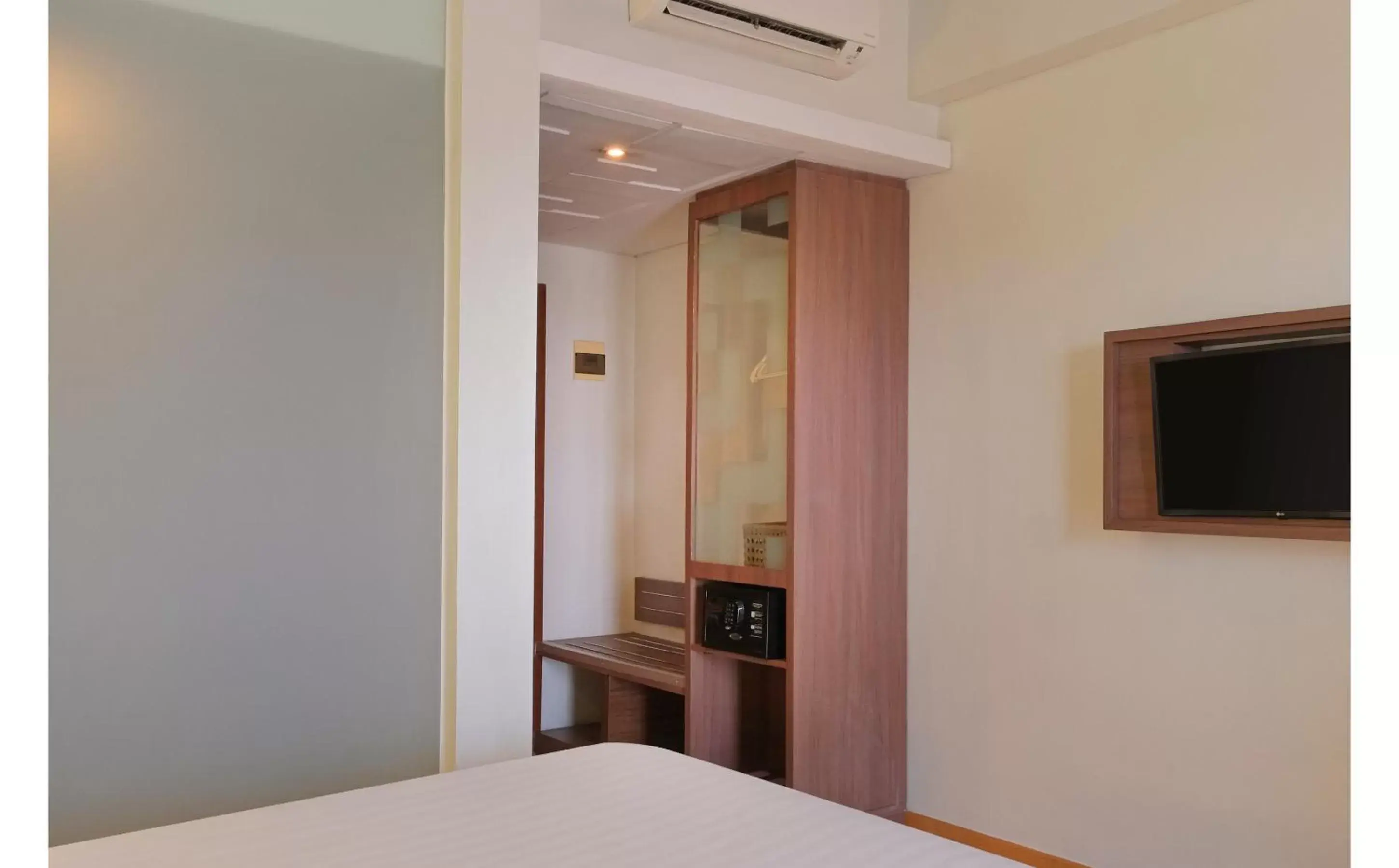 Bedroom, Bed in Quest Hotel Simpang Lima - Semarang by ASTON Bedroom, Bed in Quest Hotel Simpang Lima - Semarang by ASTON