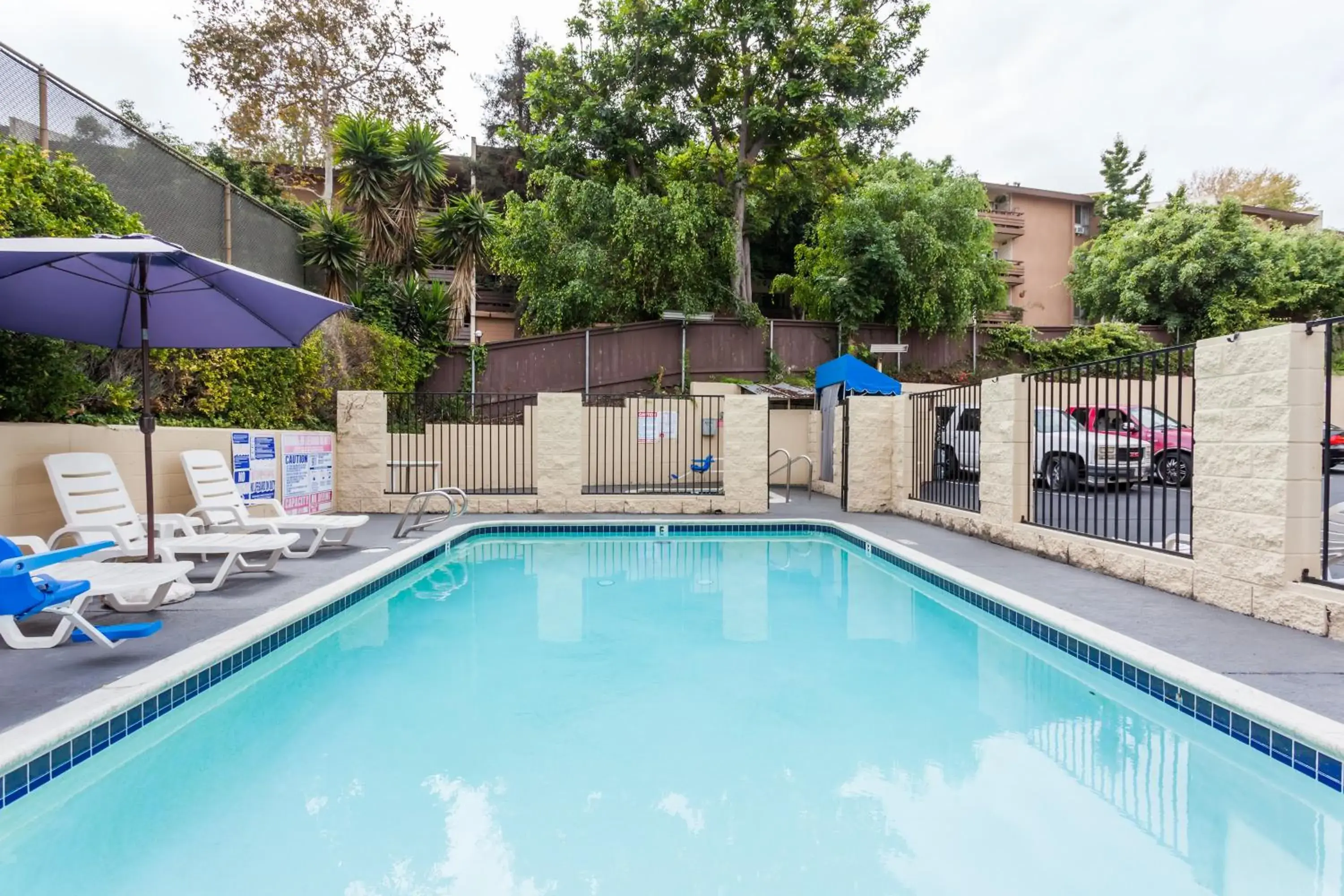 Property building, Swimming Pool in Howard Johnson by Wyndham San Diego Hotel Circle
