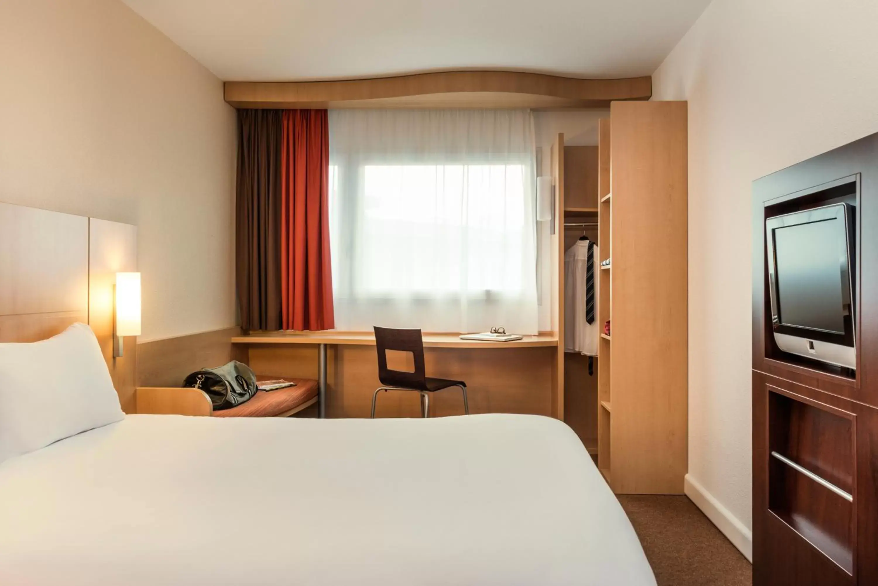 Photo of the whole room, Bed in ibis Mulhouse Centre Filature