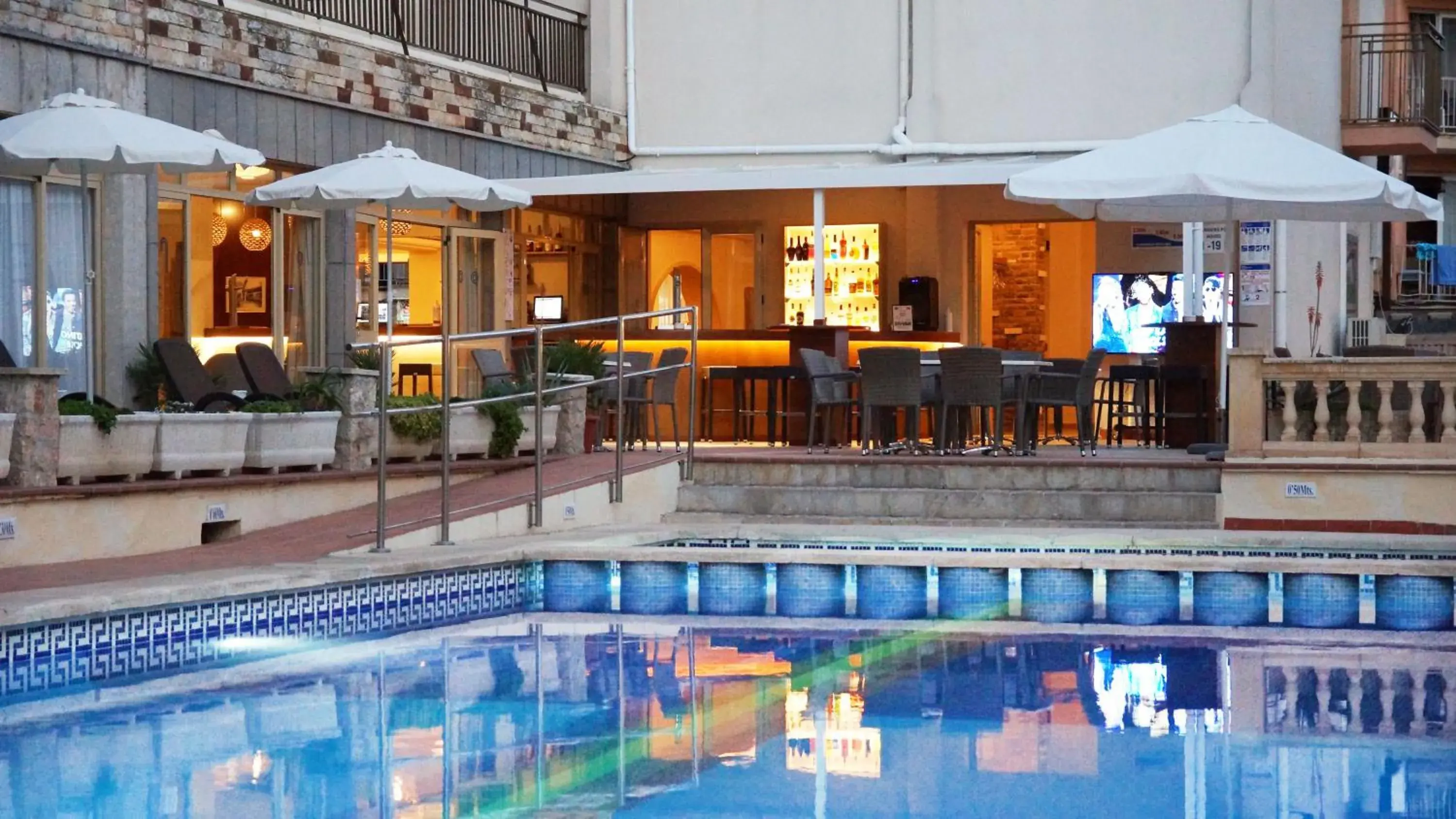 Lounge or bar, Swimming Pool in Hotel Iris