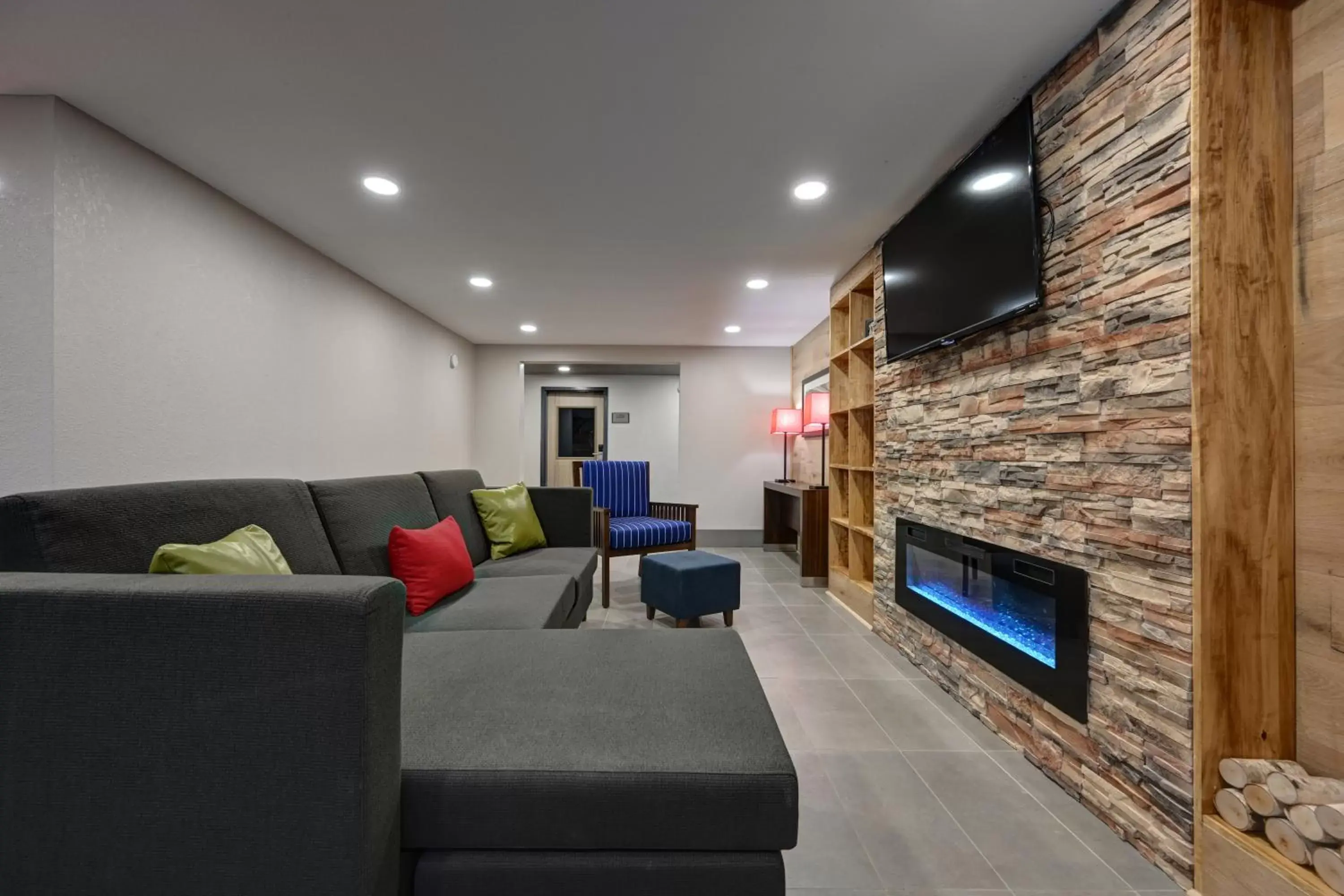 Seating Area in Country Inn & Suites by Radisson, Pierre, SD