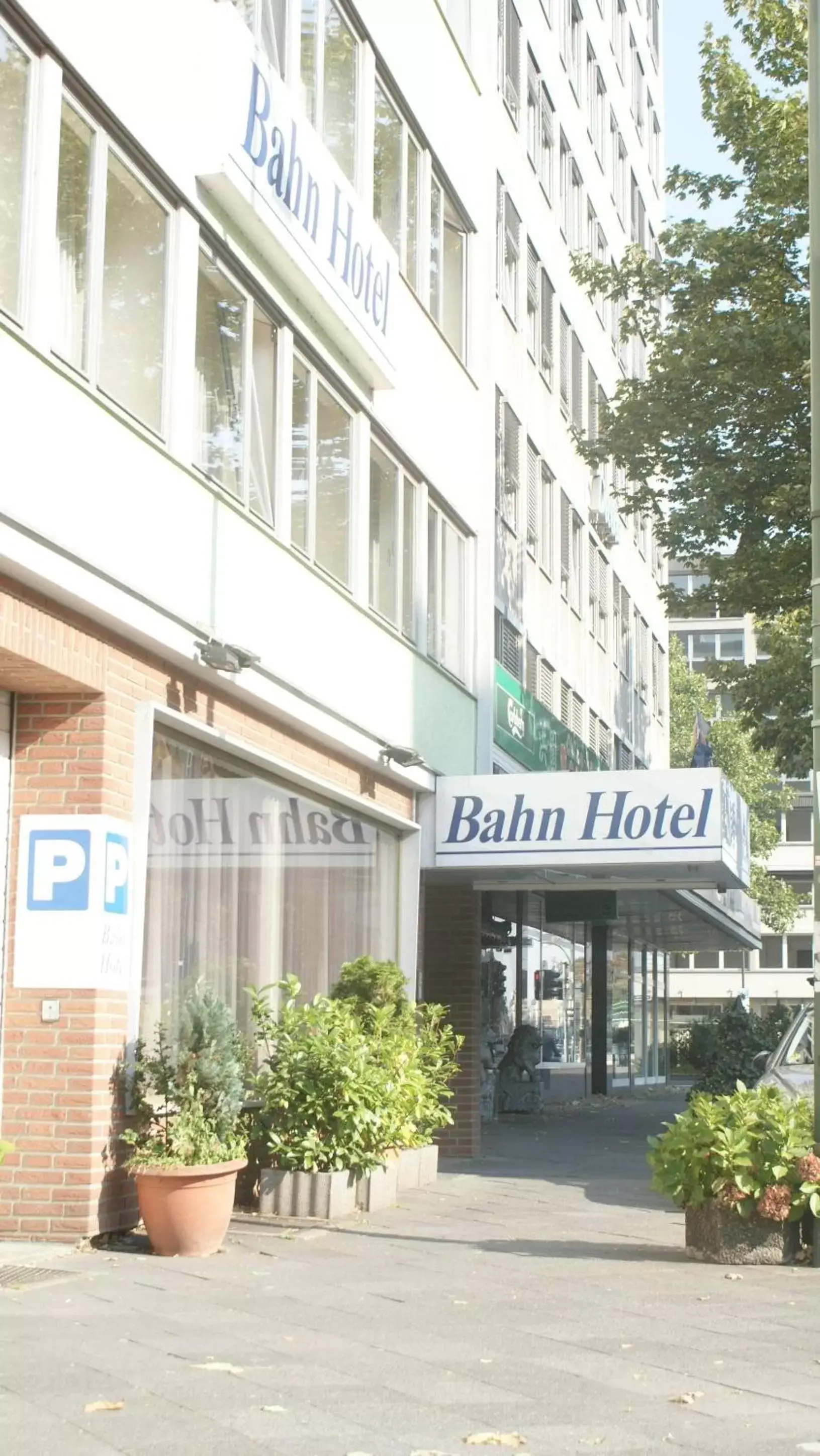 Facade/entrance, Property Building in Bahn-Hotel