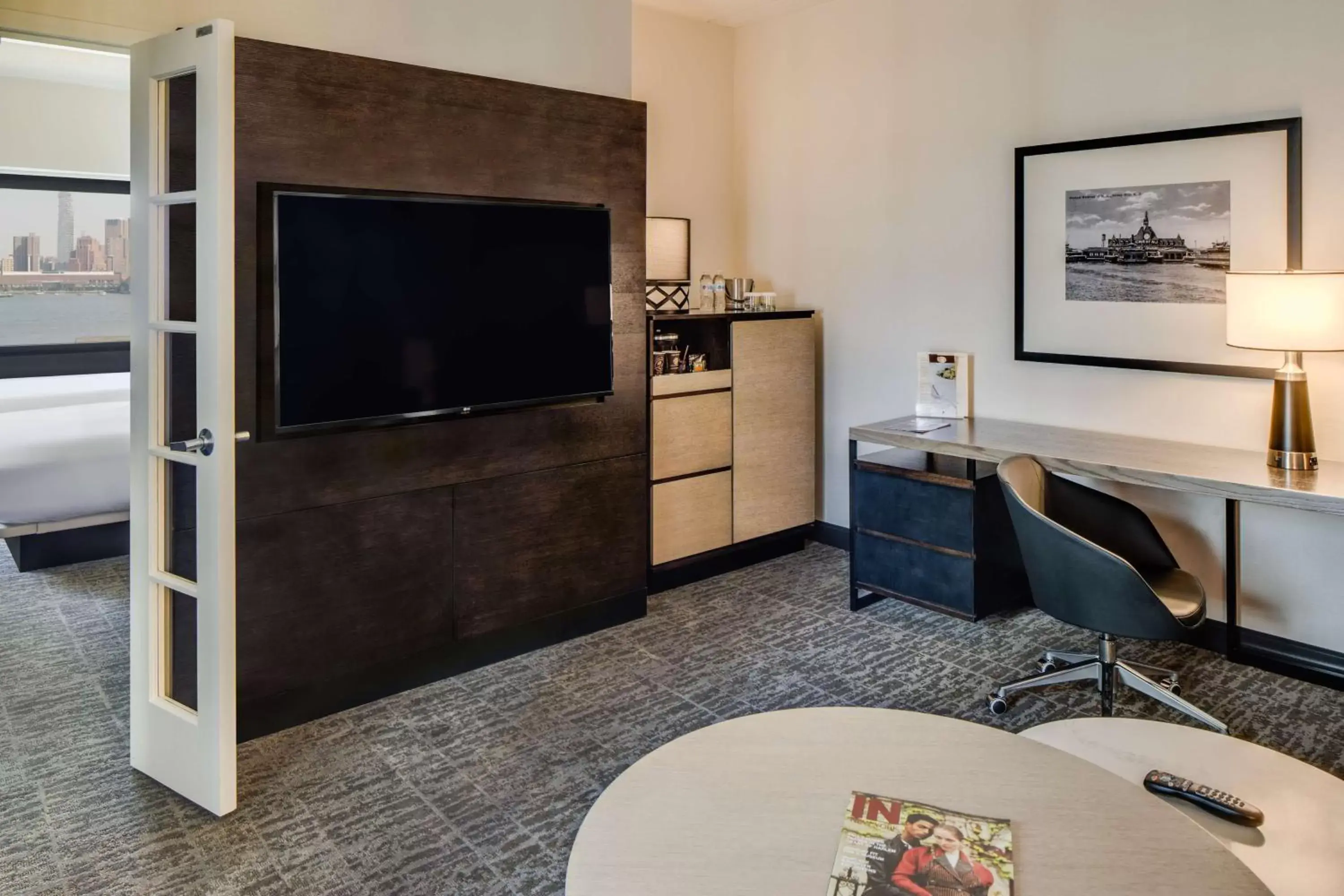 Bedroom, TV/Entertainment Center in DoubleTree by Hilton Hotel & Suites Jersey City